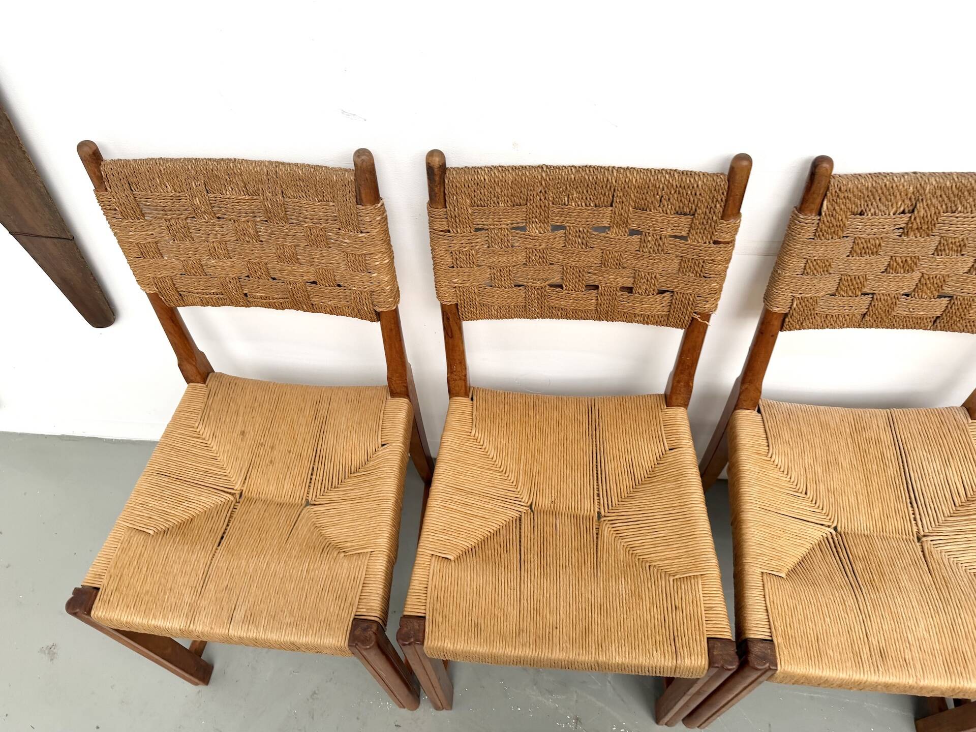 Série de dix chaises en orme massif tressées main, France circa 1965