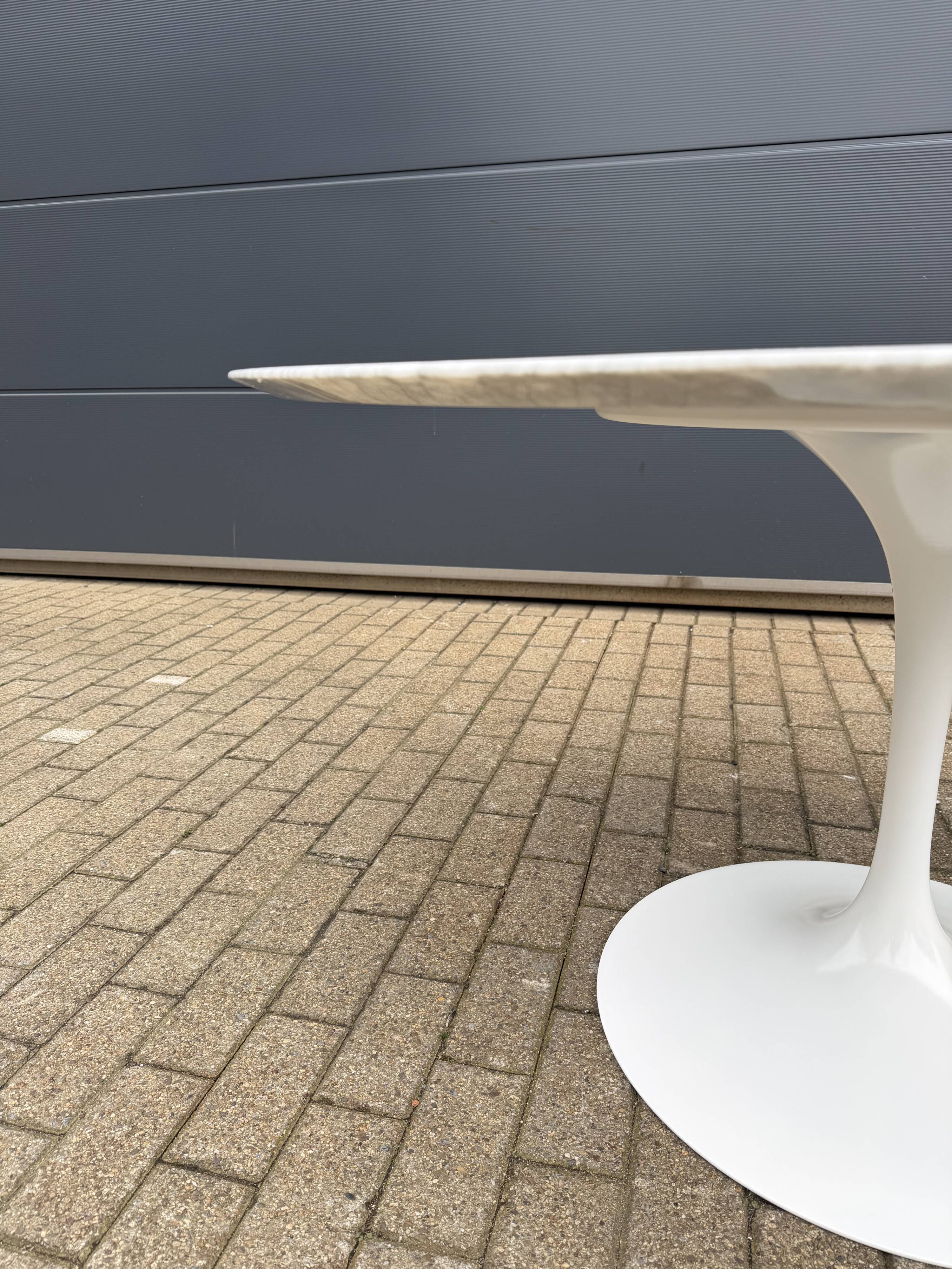 Original round dining table Knoll Tulip (137cm) Carrara