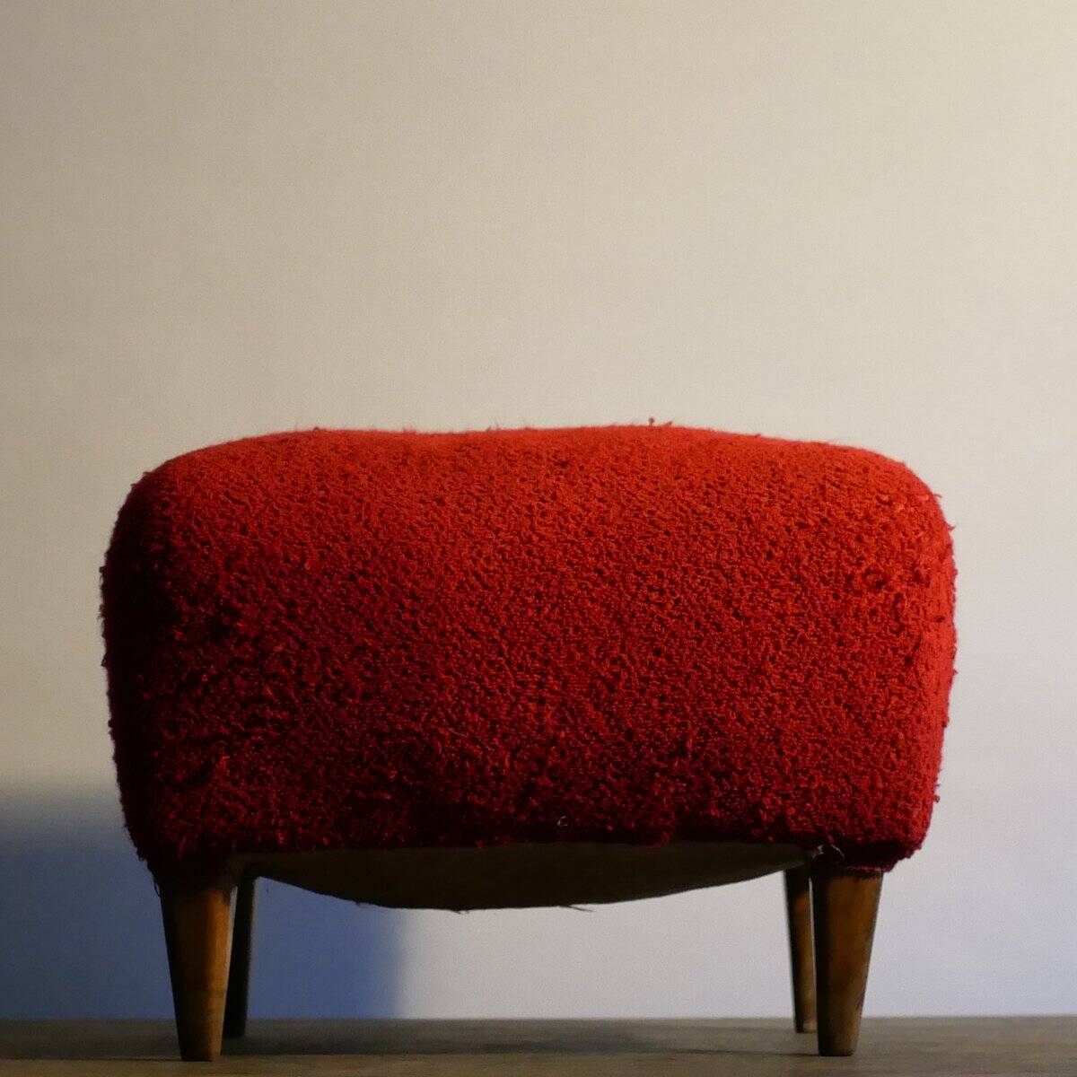 Pouf bouclé rationaliste dans le style de Gio Ponti, Italie, années 40.