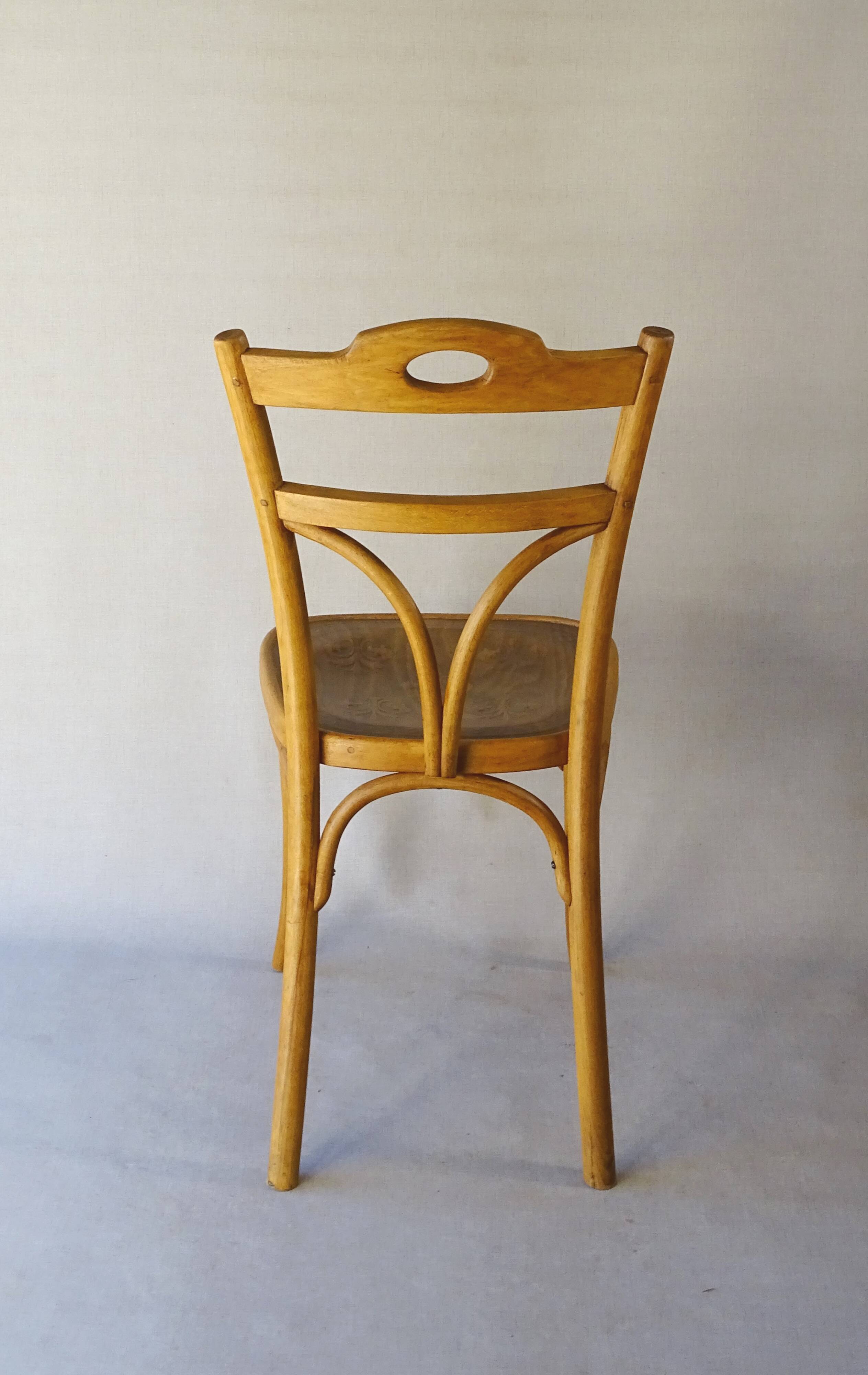 2 bistro chairs from 1905 by KOHN No. 187, wooden seats with 5 fleur-de-lis motifs