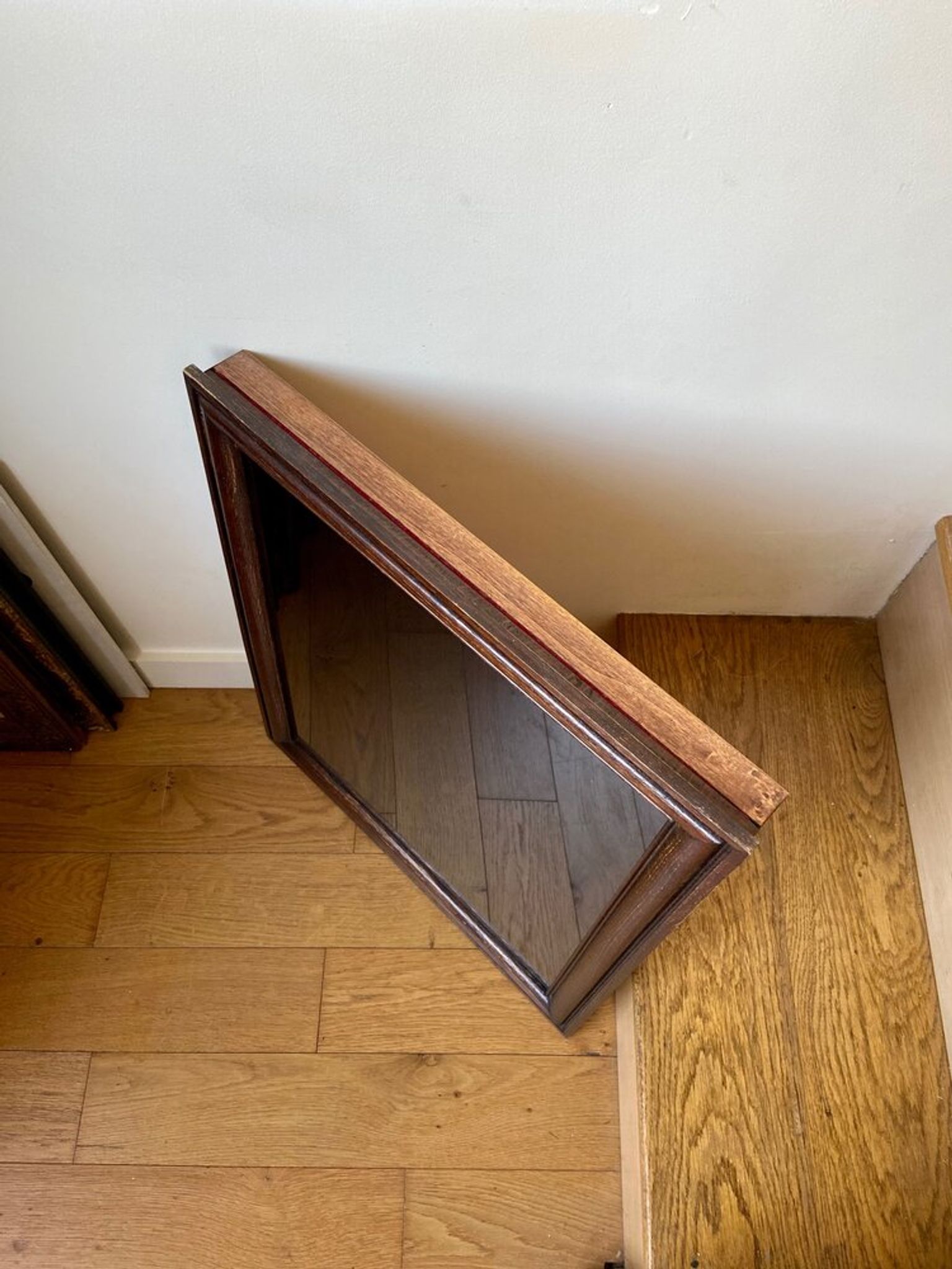Vitrine en bois et velours noir