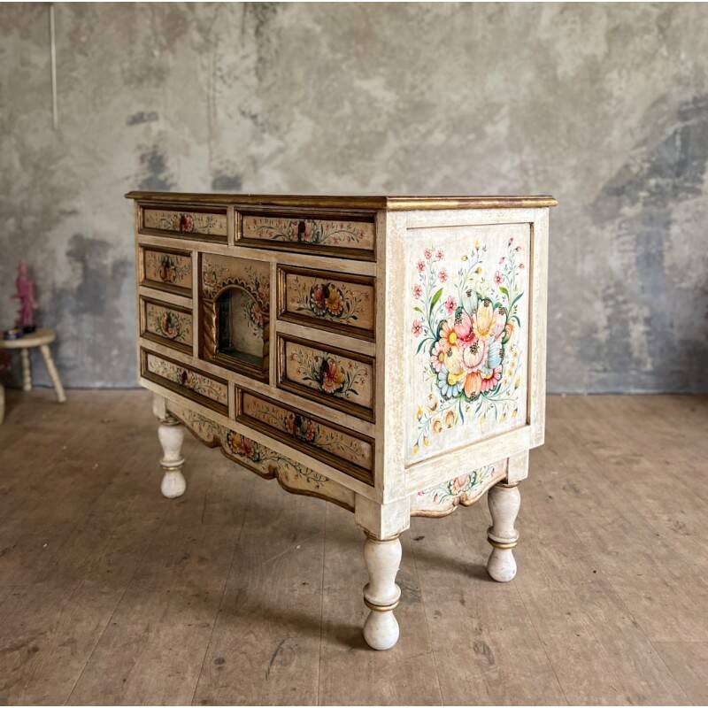 Commode peinte au décor fleuri