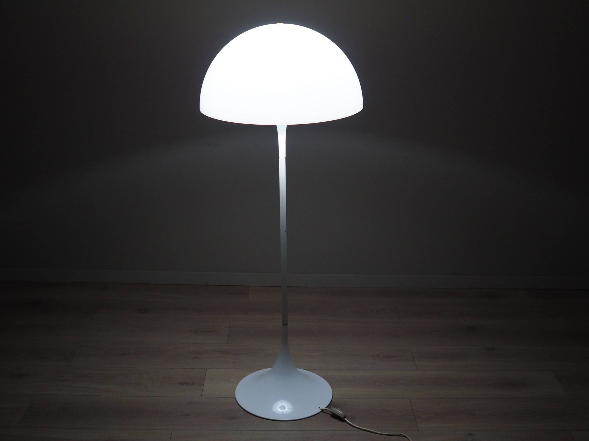 Floor lamp Panthella, Danish design, 1970s, manufacturer: Louis Poulsen, de