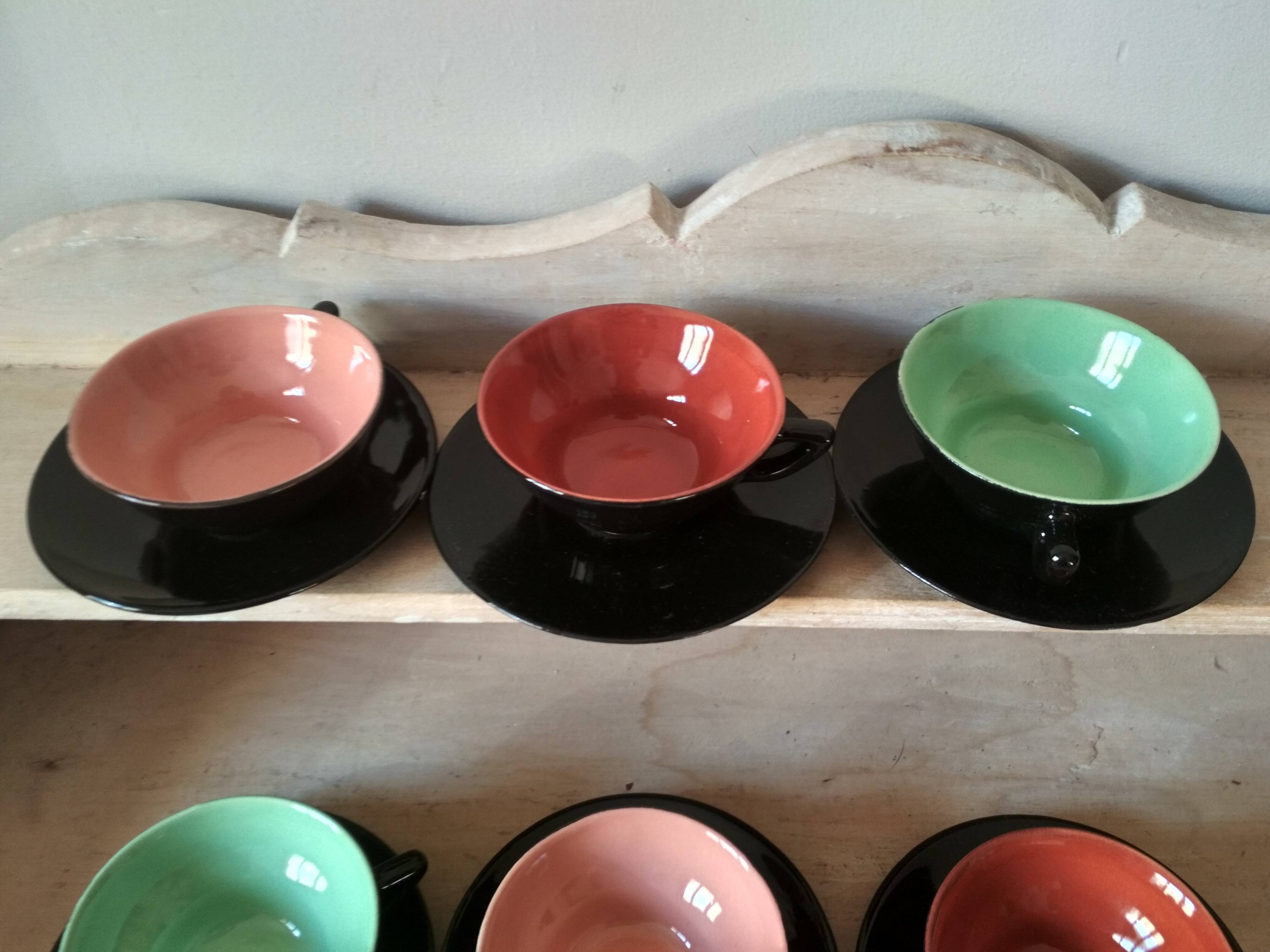 Lot de 6 tasses à thé ou café des années 50, tasses de couleur, sous tasses noires
