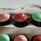 Lot de 6 tasses à thé ou café des années 50, tasses de couleur, sous tasses noires