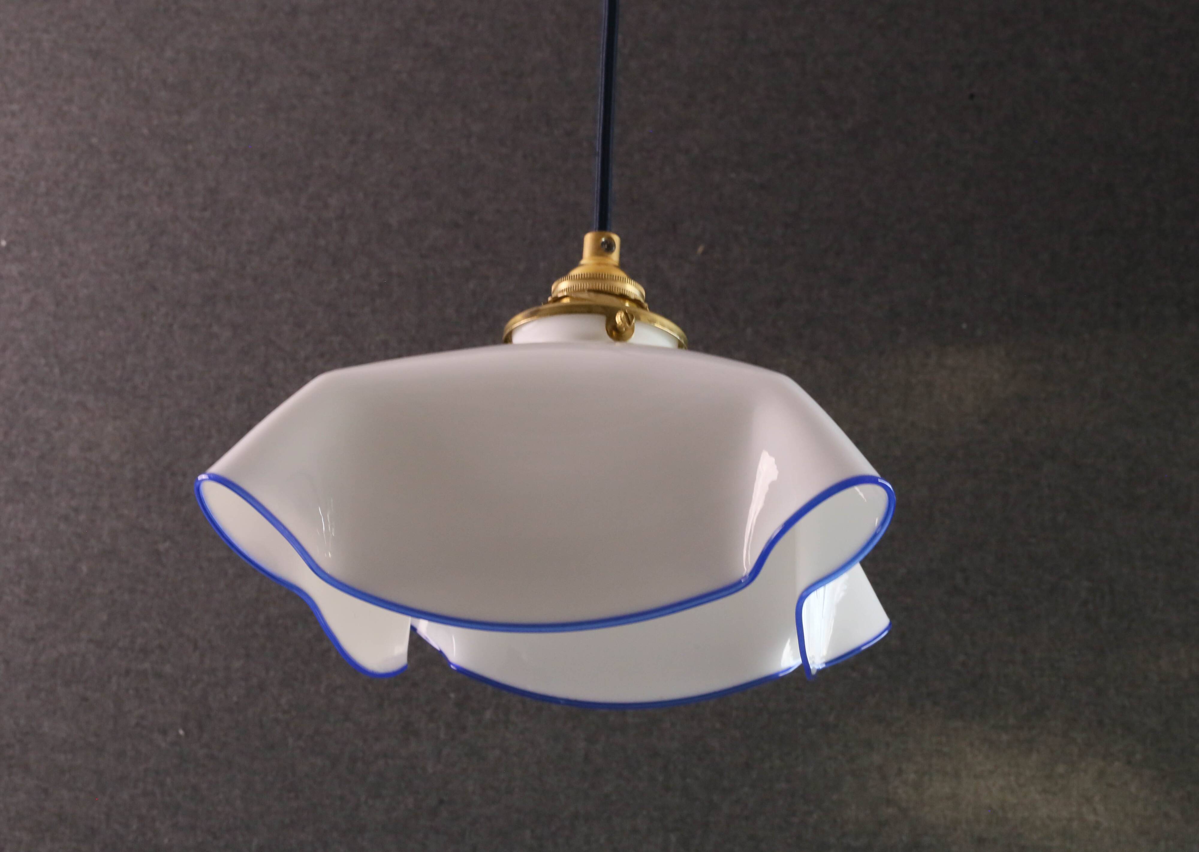 Suspension ancienne en opaline blanche avec filet translucide bleu, suspension française  circa 1950