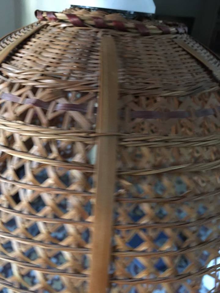 Hanging lamp in wicker woven in the shape of a flower