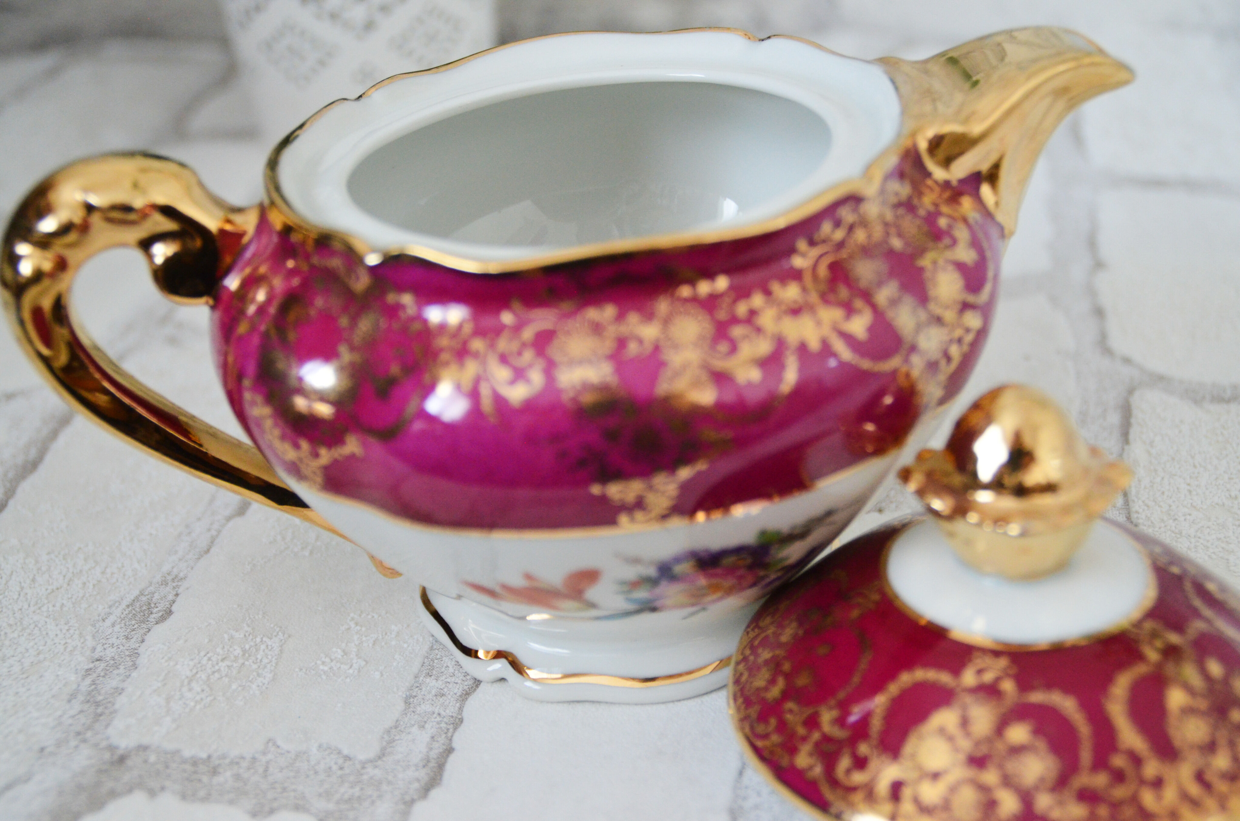 Teapot in Limoges porcelain, burgundy and gold