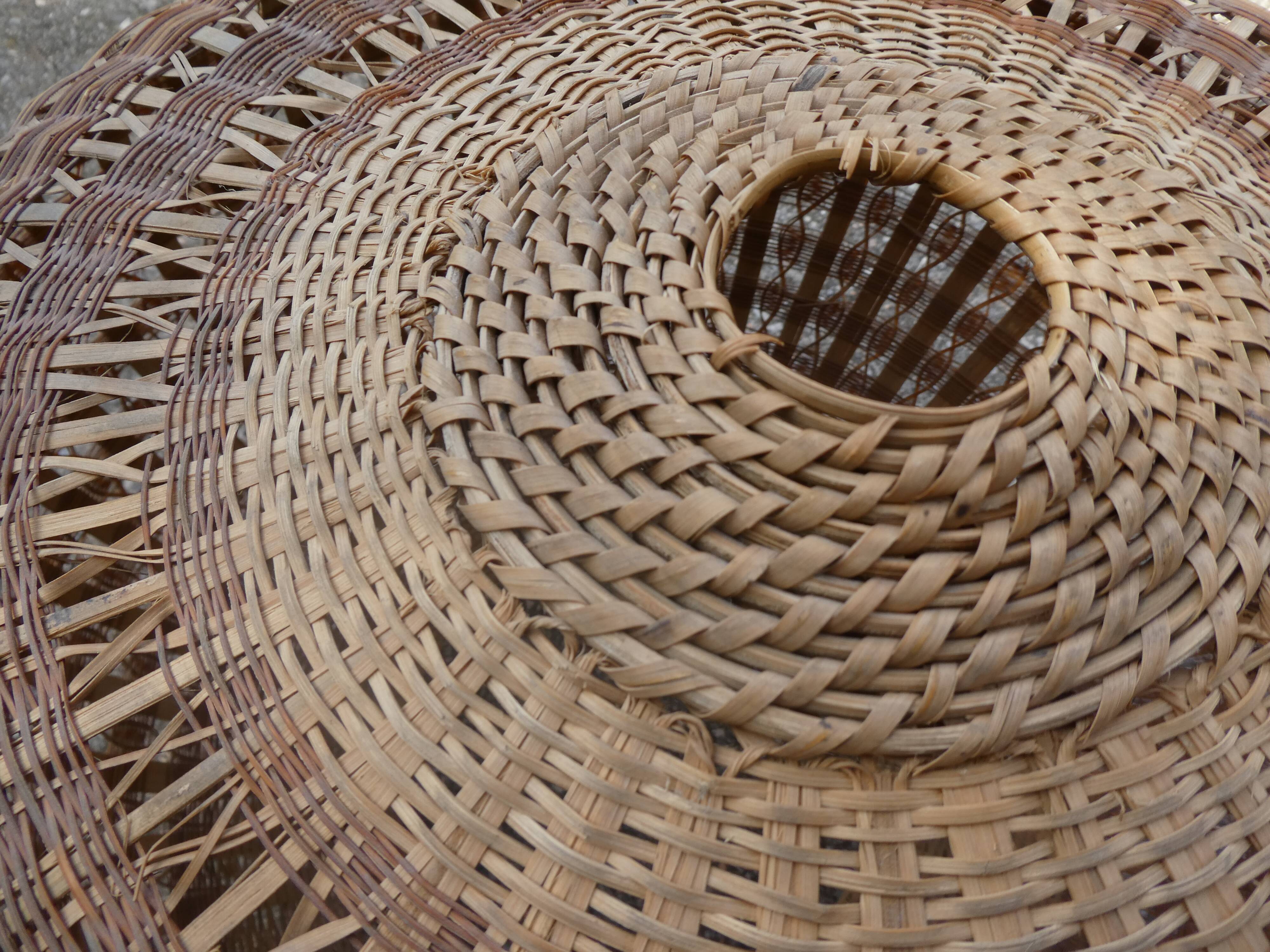 Suspension ball in rattan straw