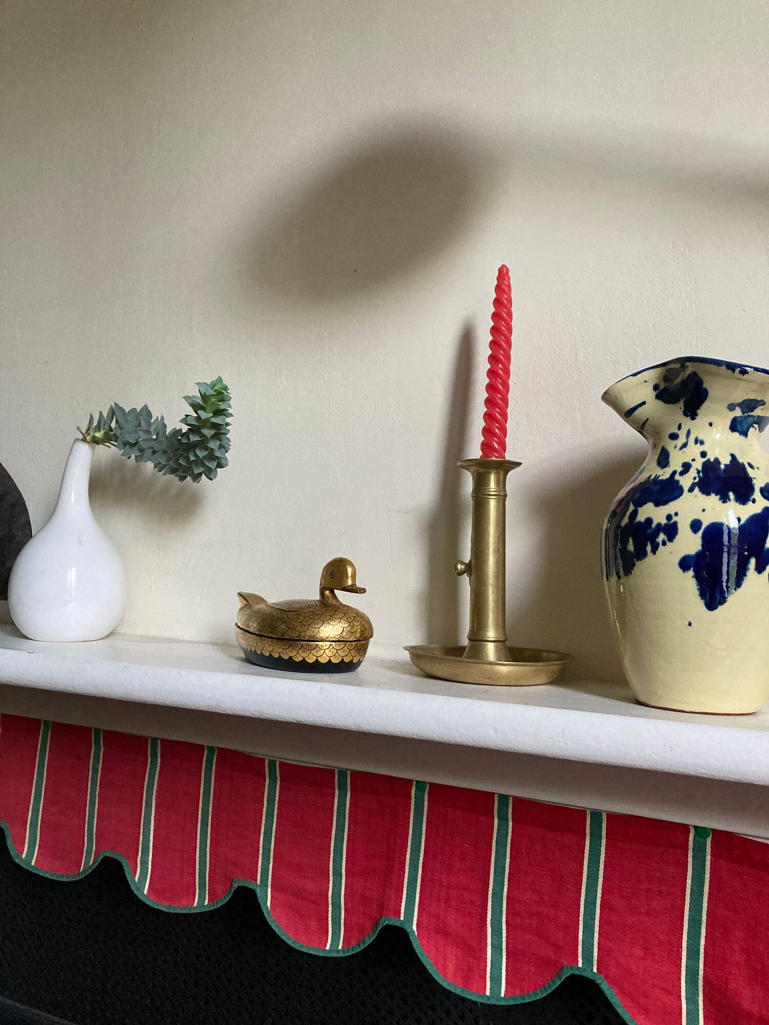 Golden lacquered wooden duck from Burma mid-twentieth forming a box