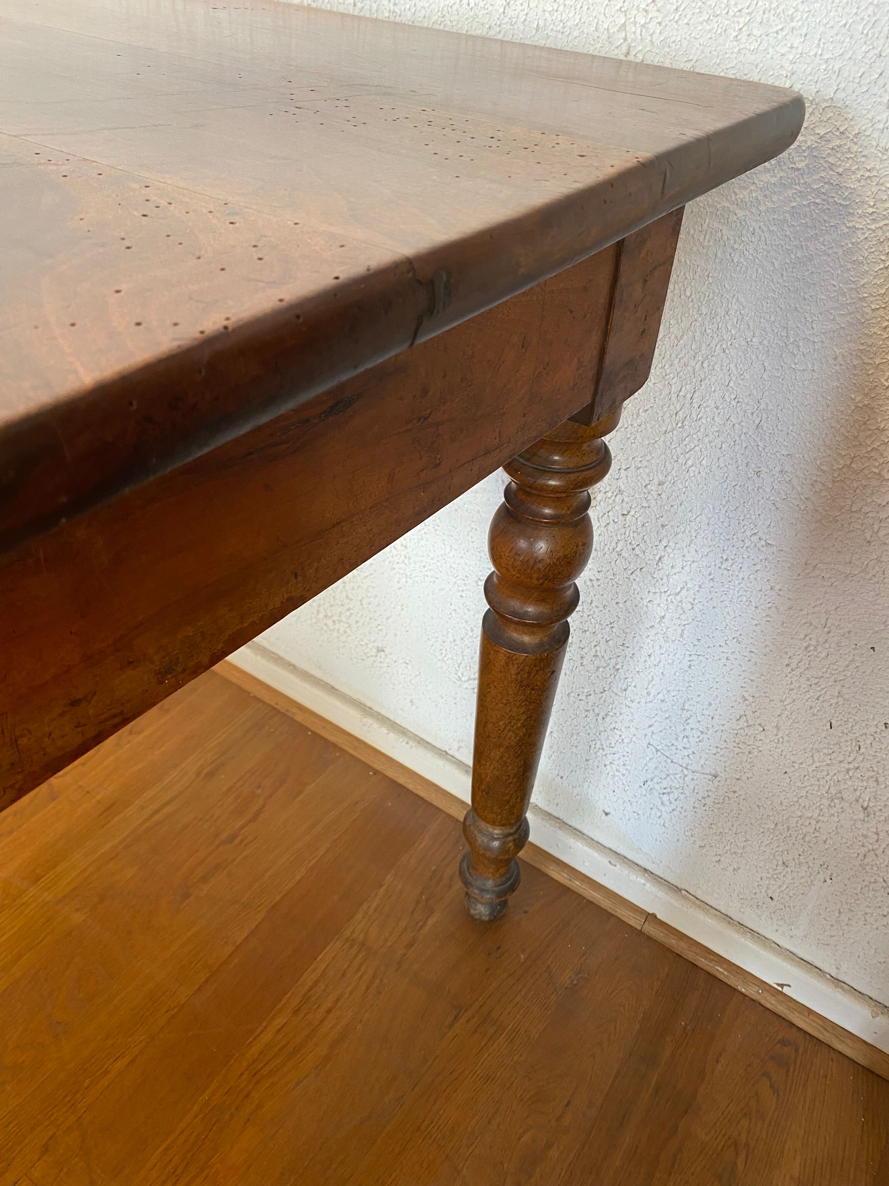 Table de bistro en noyer, pieds tournés
