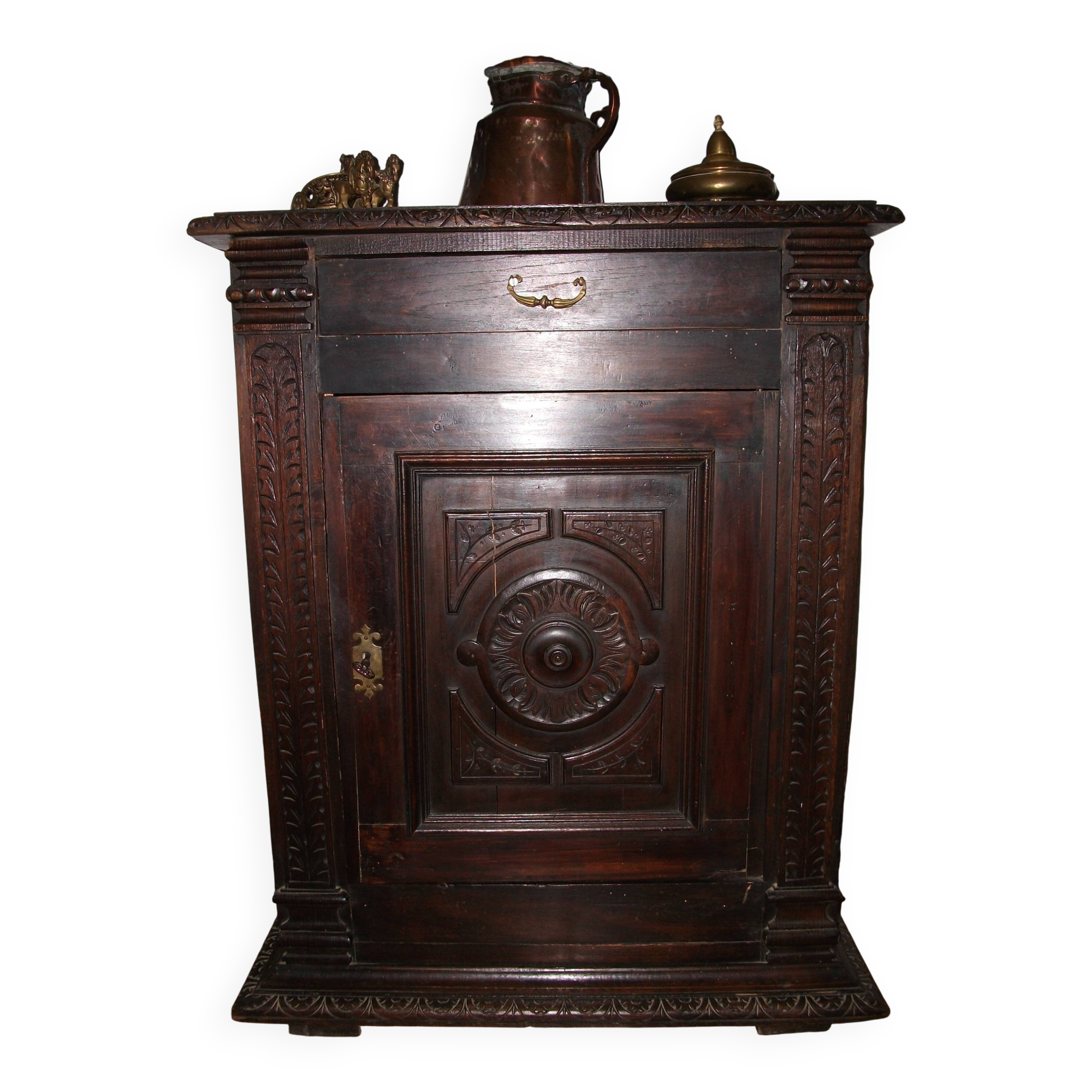 Renaissance-style confiturer in carved wood