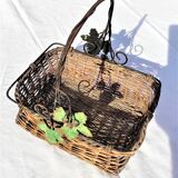 Panier ancien en osier décor feuilles de vigne et raisin