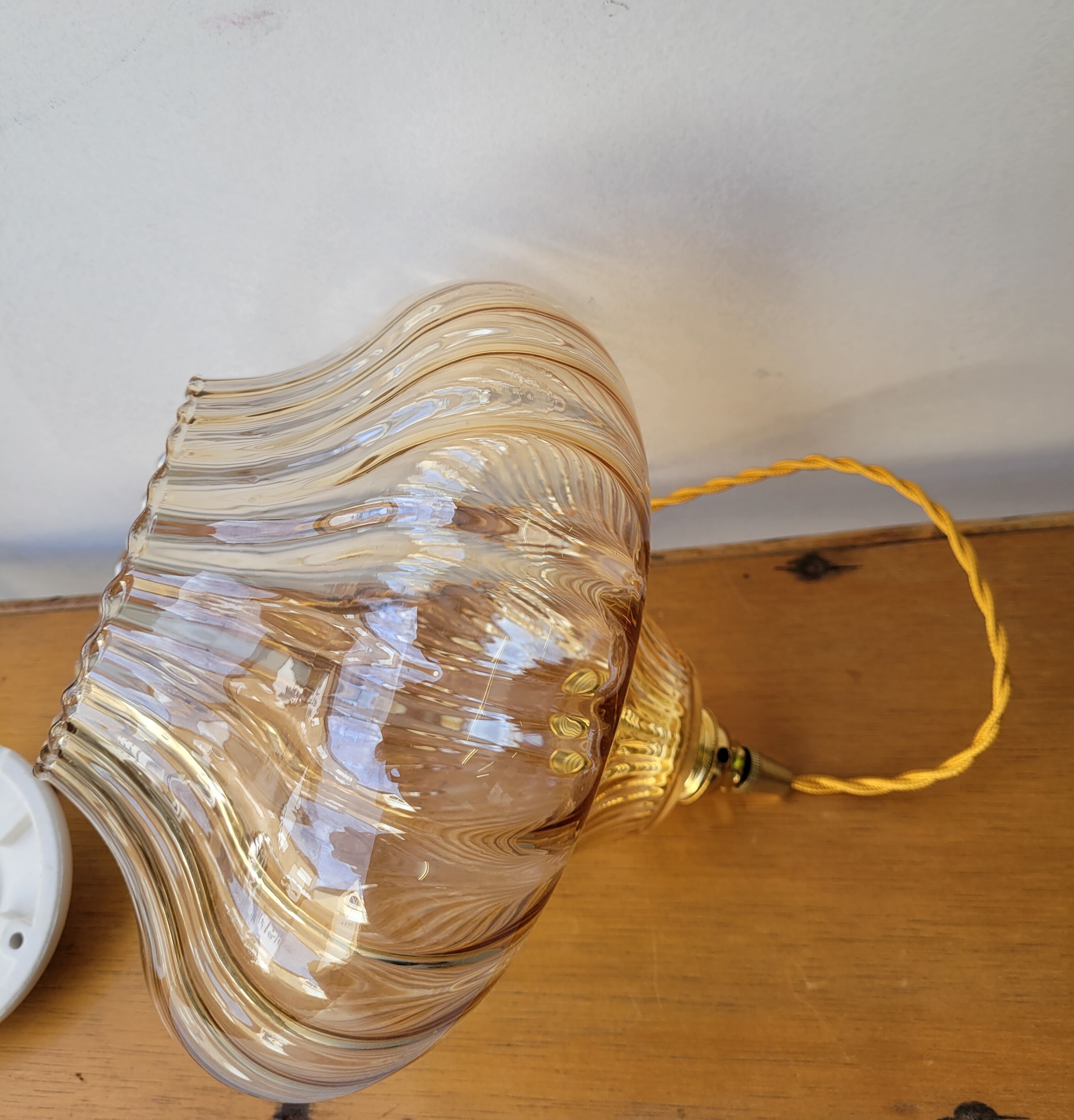Suspension en verre strié ambré