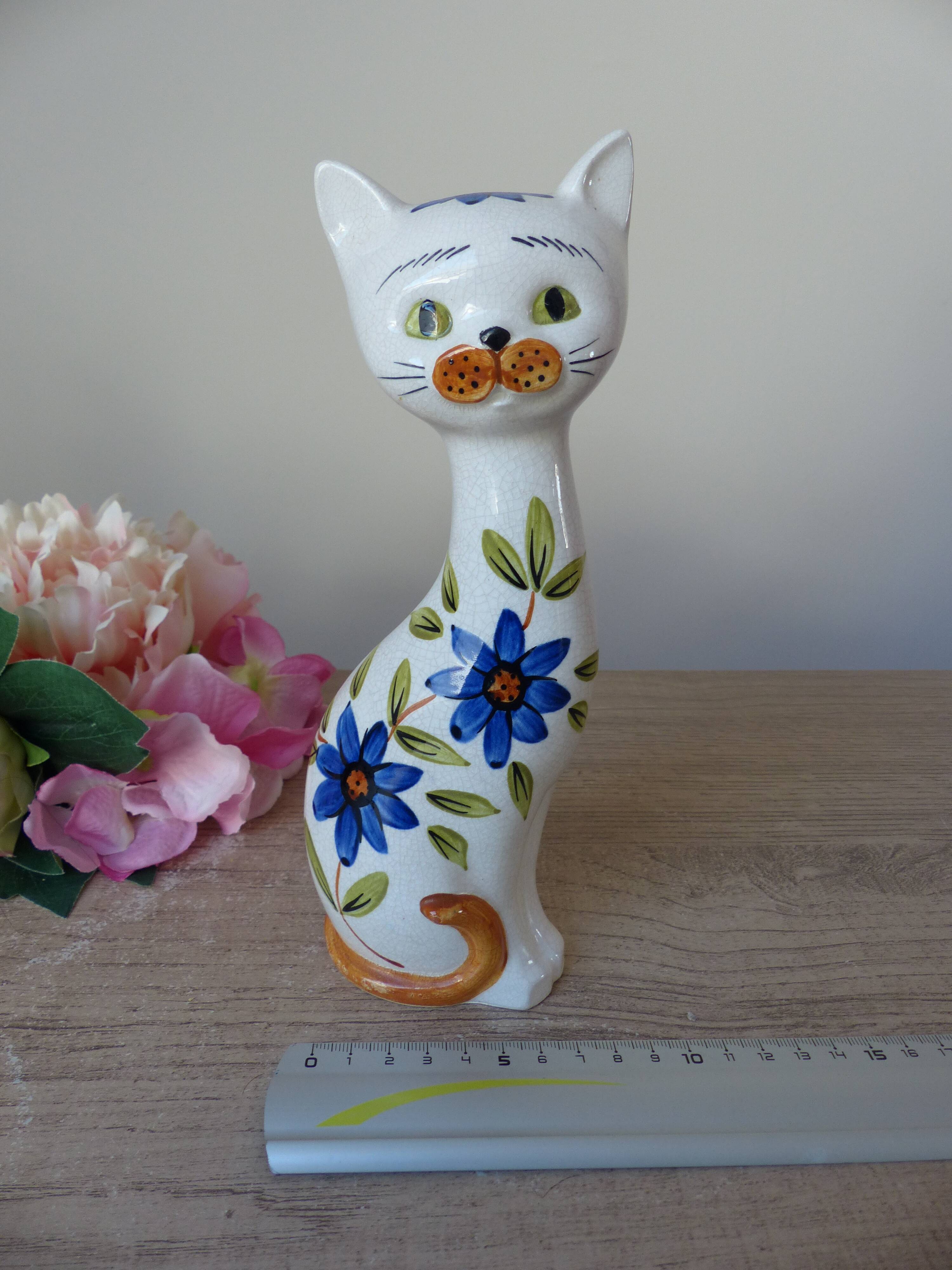 Statuette chat en céramique peint main décor fleurs bleues Japon