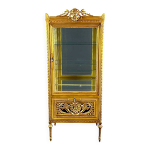 Vitrine en bois sculpté