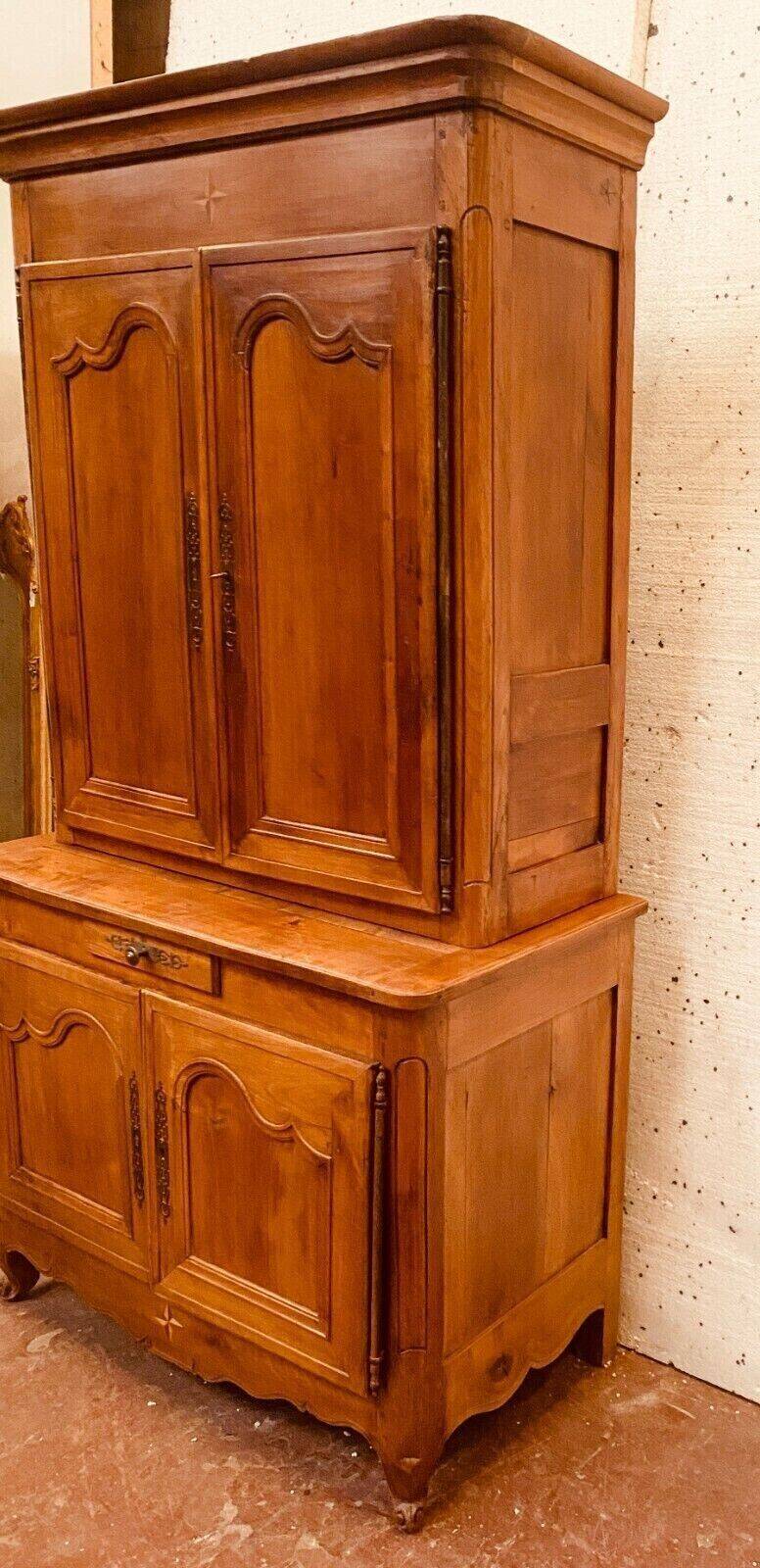 Buffet deux corps de style Louis XV en noyer massif XX siècle