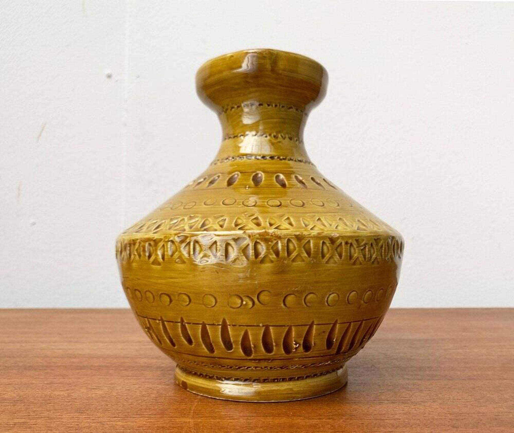Italian pottery carafe from the mid-century by Aldo Londi for Bitossi, 1960s.