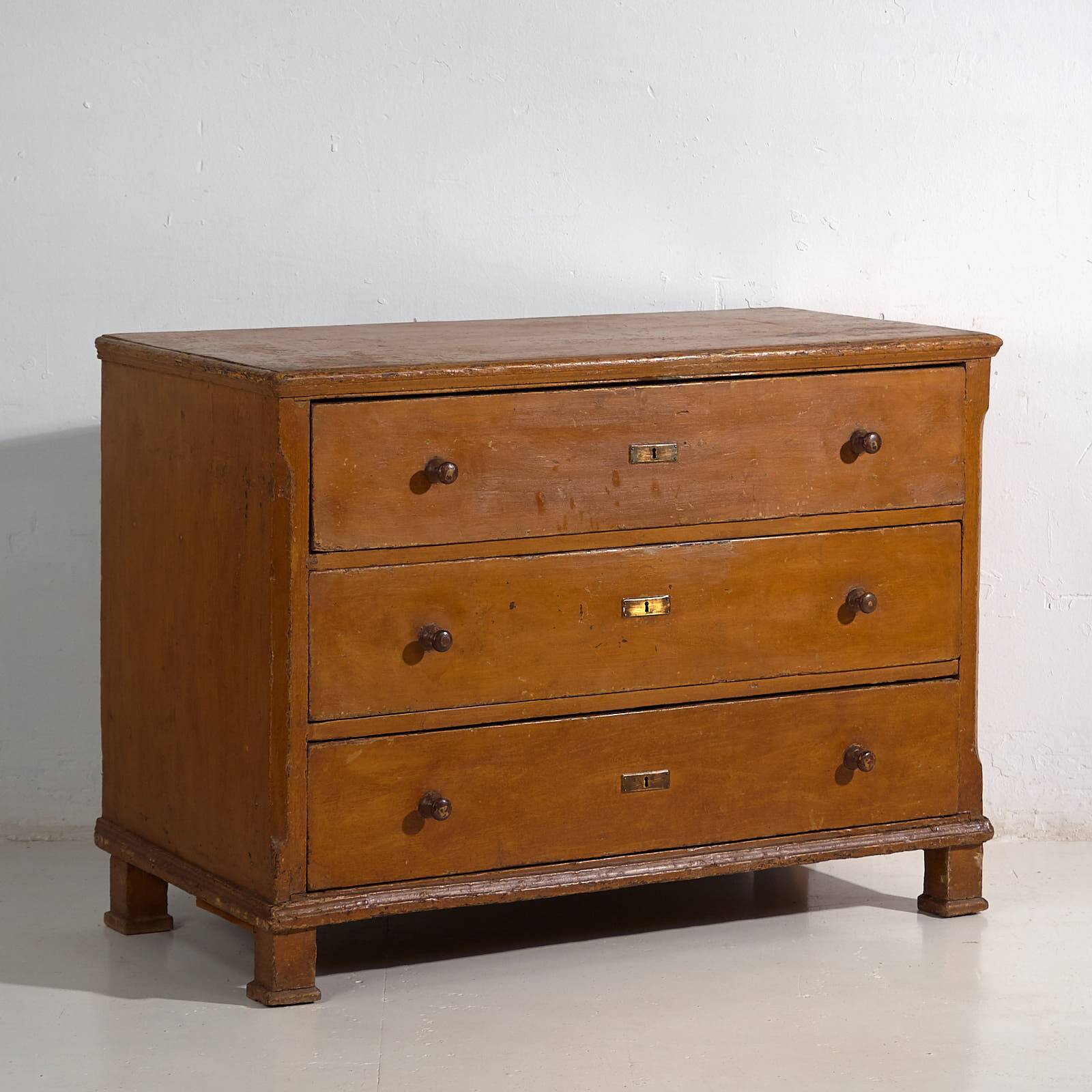 Commode ancienne à trois tiroirs (vers 1920)