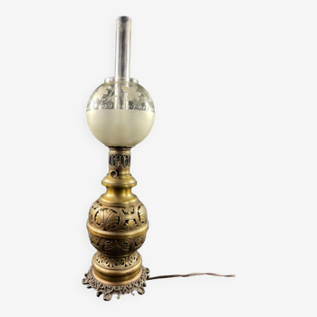 Grande lampe XIXe électrifiée en laiton à décor ajouré de style Louis XIII