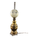 Grande lampe XIXe électrifiée en laiton à décor ajouré de style Louis XIII