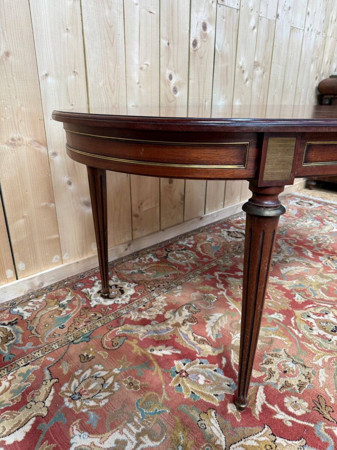 Oval dining table in Louis XVI style