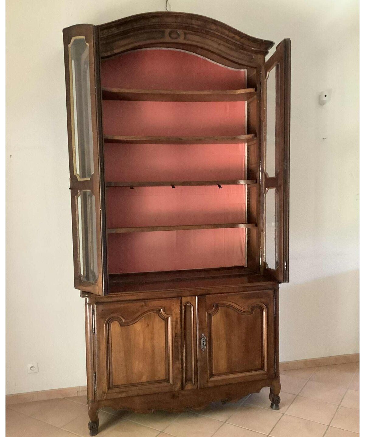 Imposant buffet, vitrine deux corps en noyer