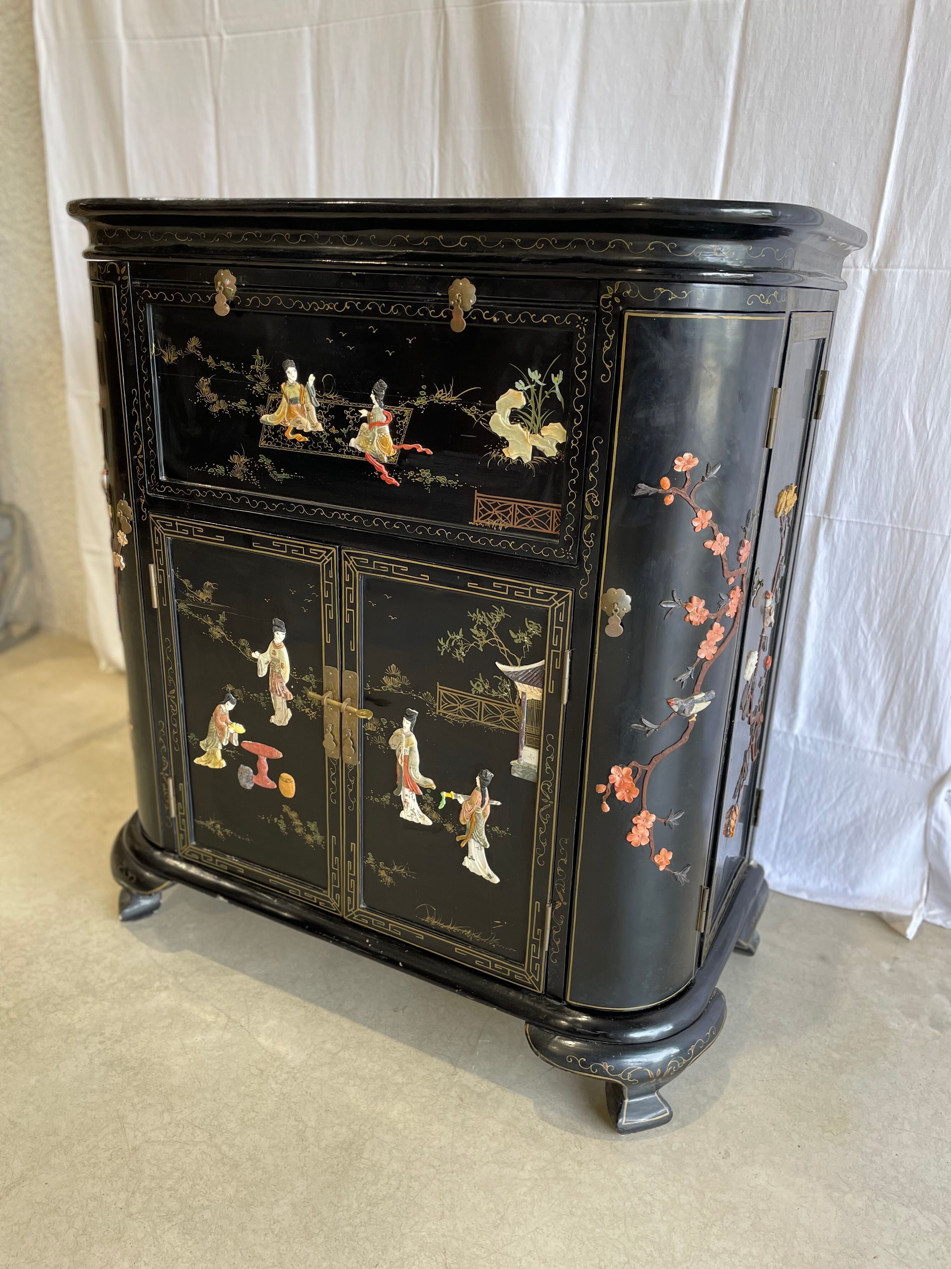 Meuble bar chinois laqué