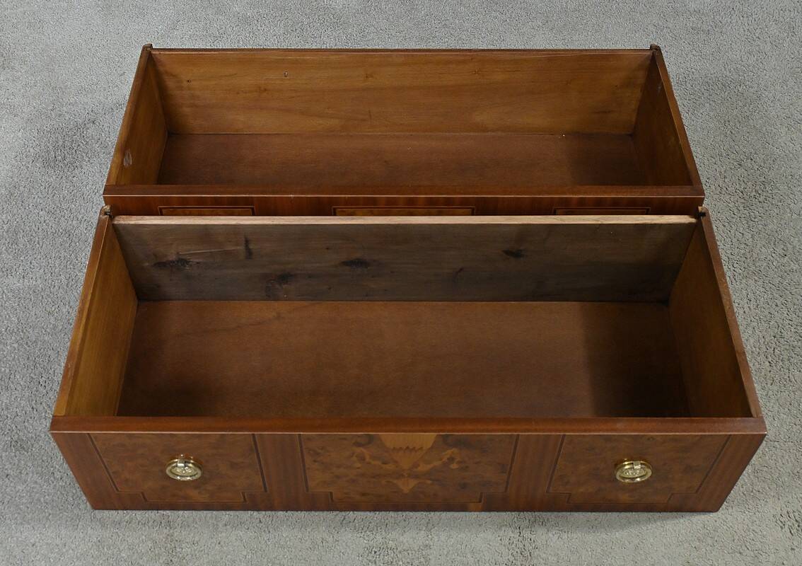 Commode sauteuse en marqueterie, style Louis XVI – milieu XXe