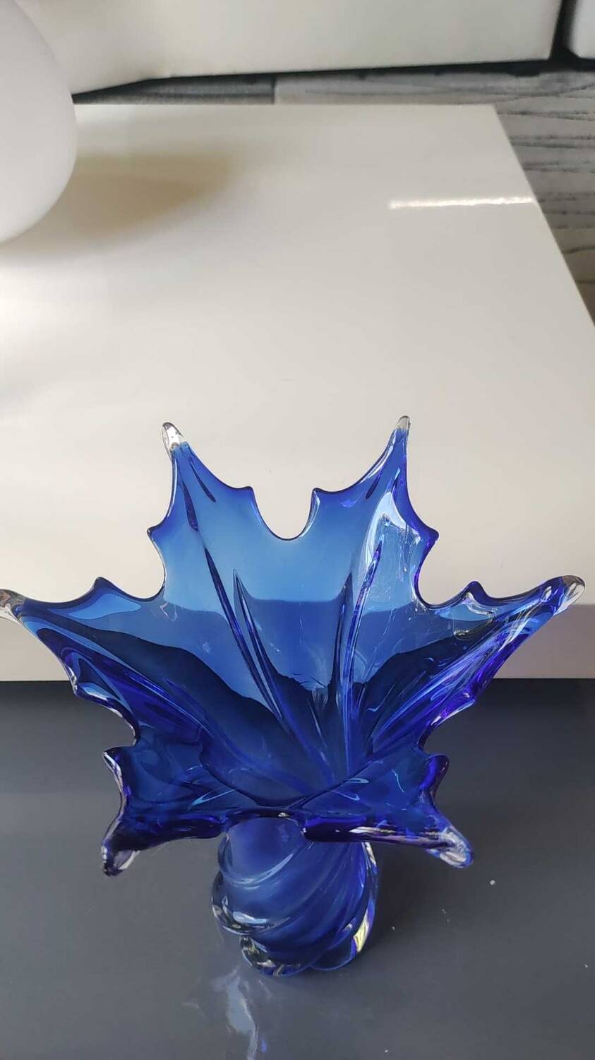 Large murano vase in blown art glass, cobalt blue. star shape. dim 30 x 22 cm