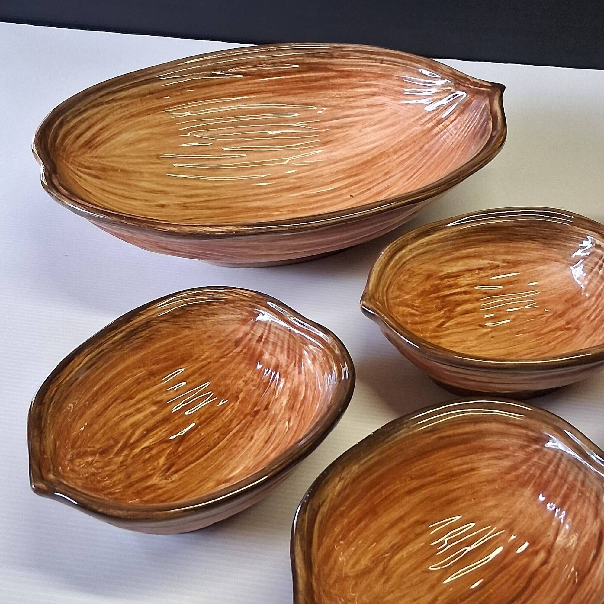 Very nice fruit service in the shape of walnut shells in very good condition.