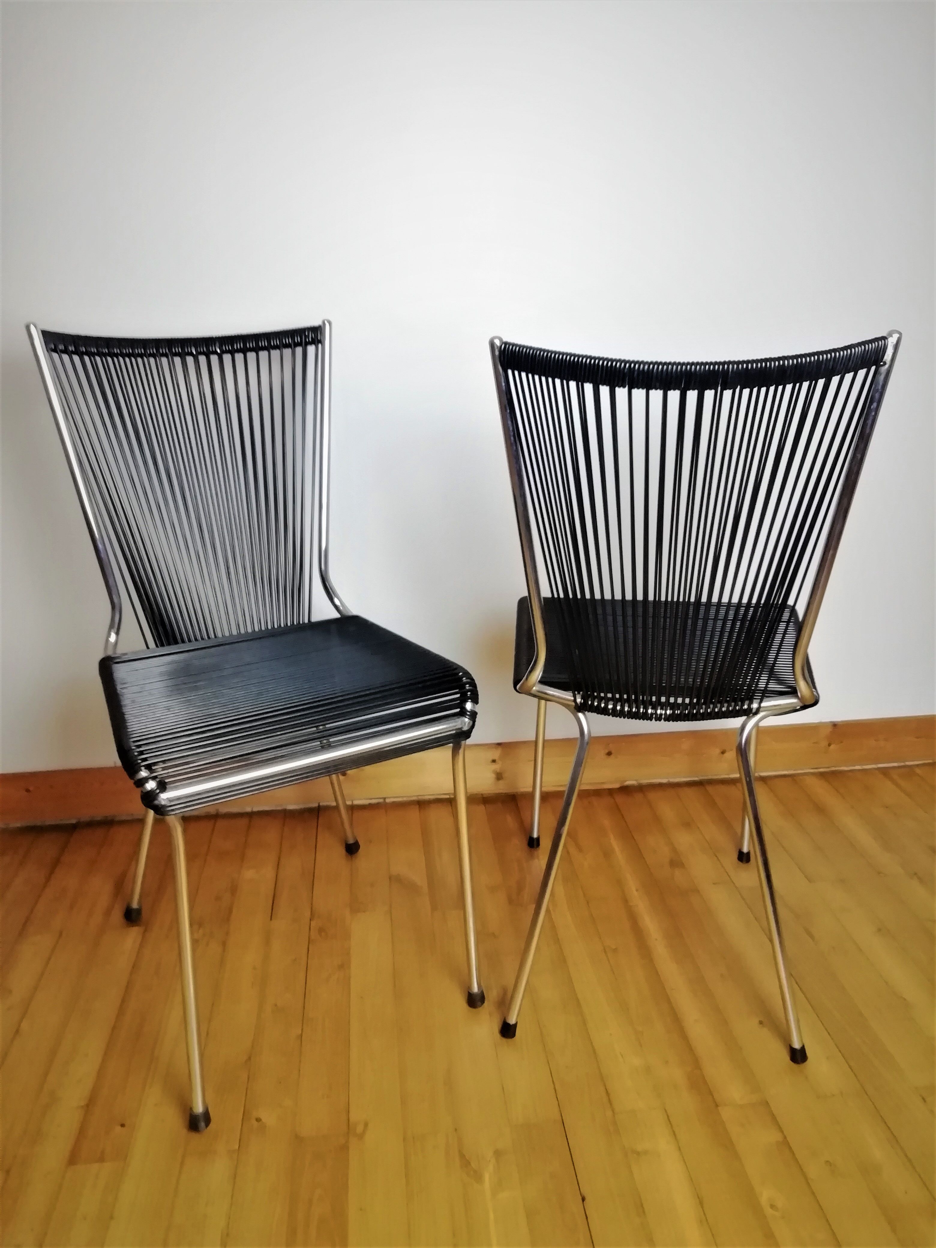 Paire de chaises scoubidou noir André Monpoix