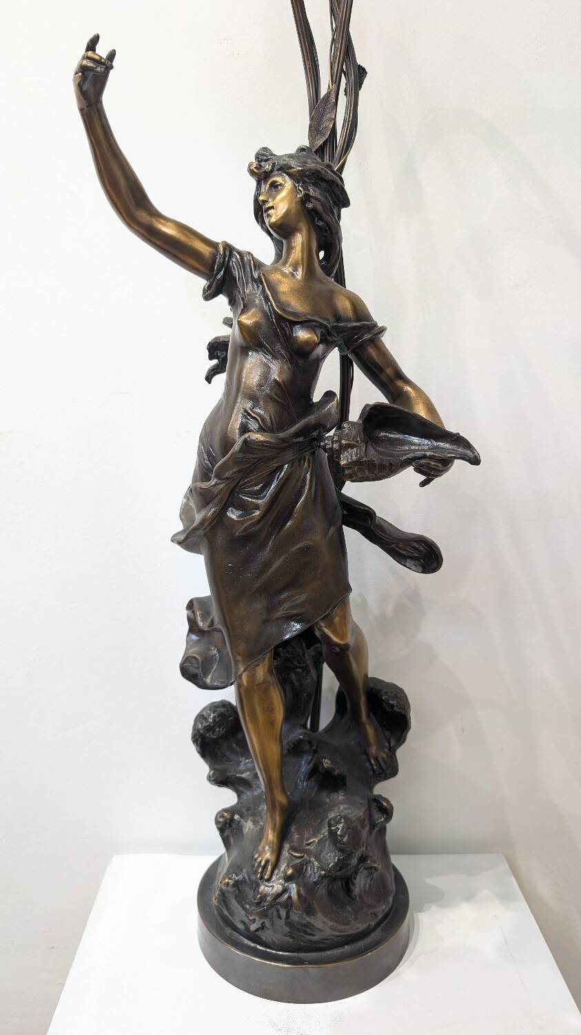 Bronze lamp signed Auguste Moreau – Woman with a shell