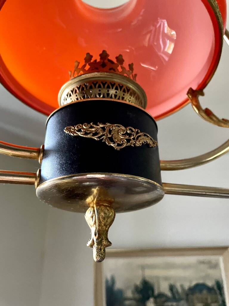 Lustre doré néoclassique aux coupoles blanches et orange 1950