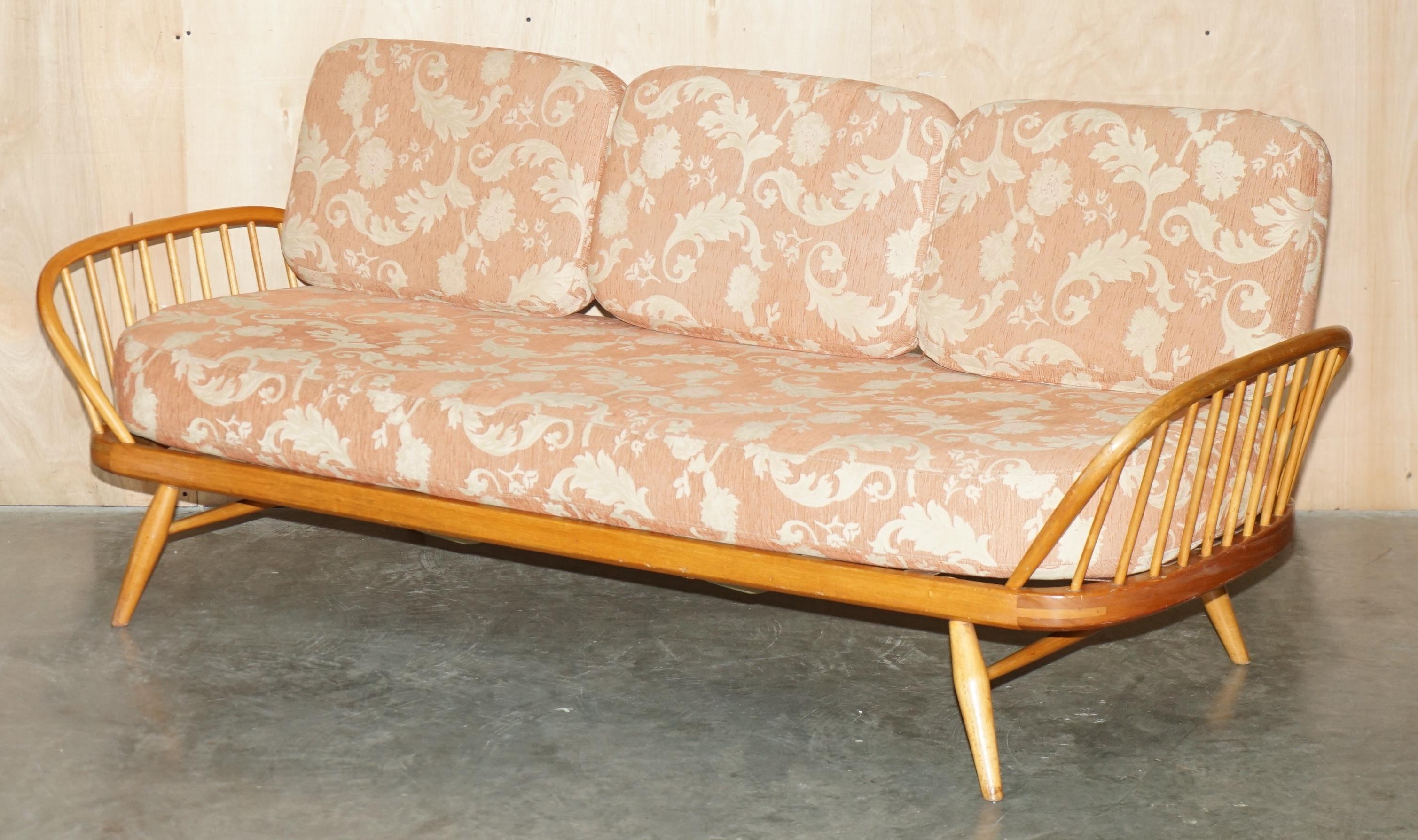Vintage Ercol Windsor Studio 355 canapé / daybed, light wood, Mid-Century Modern design.