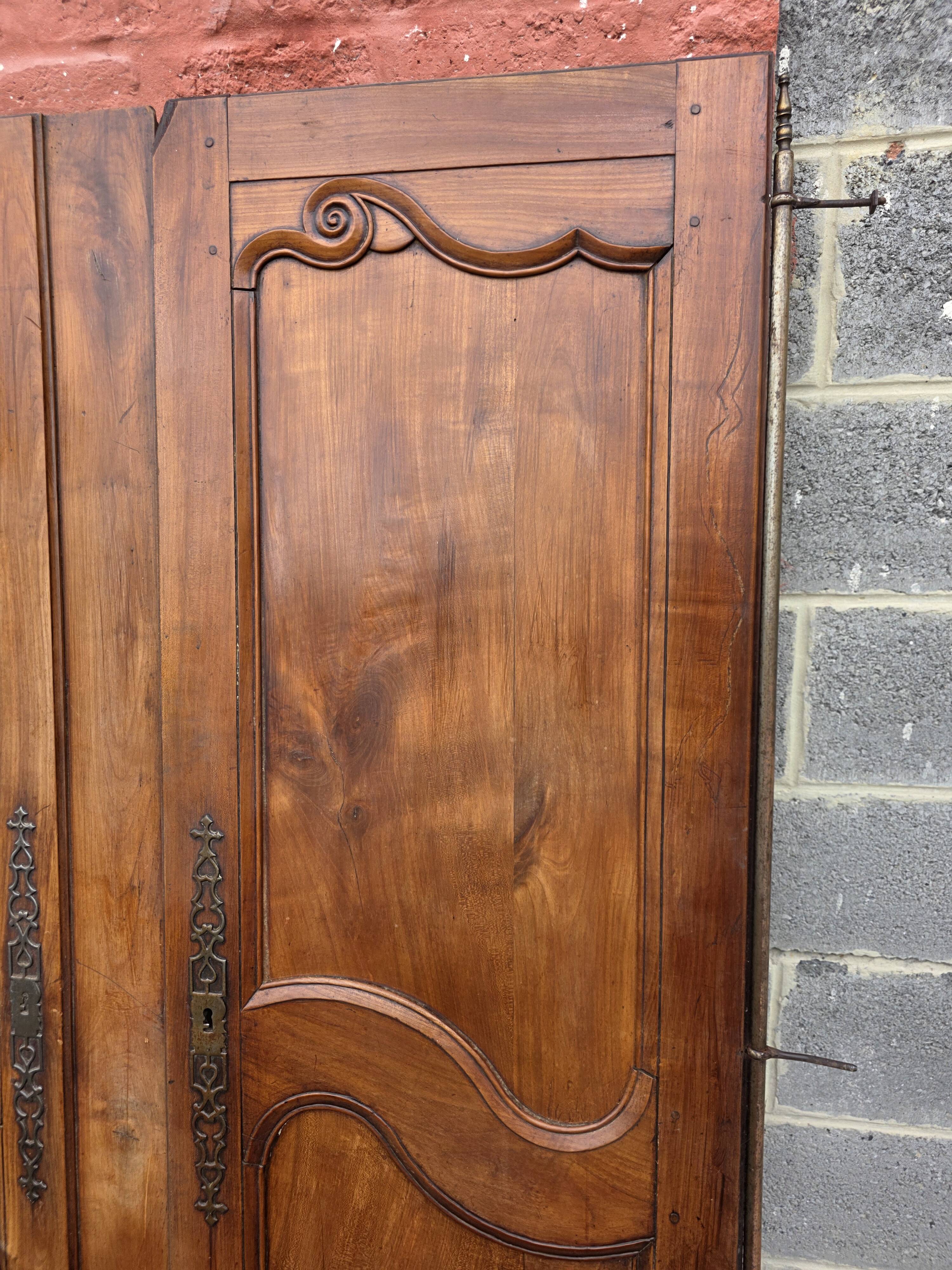 Paire de portes de placard style Louis XV en merisier massif