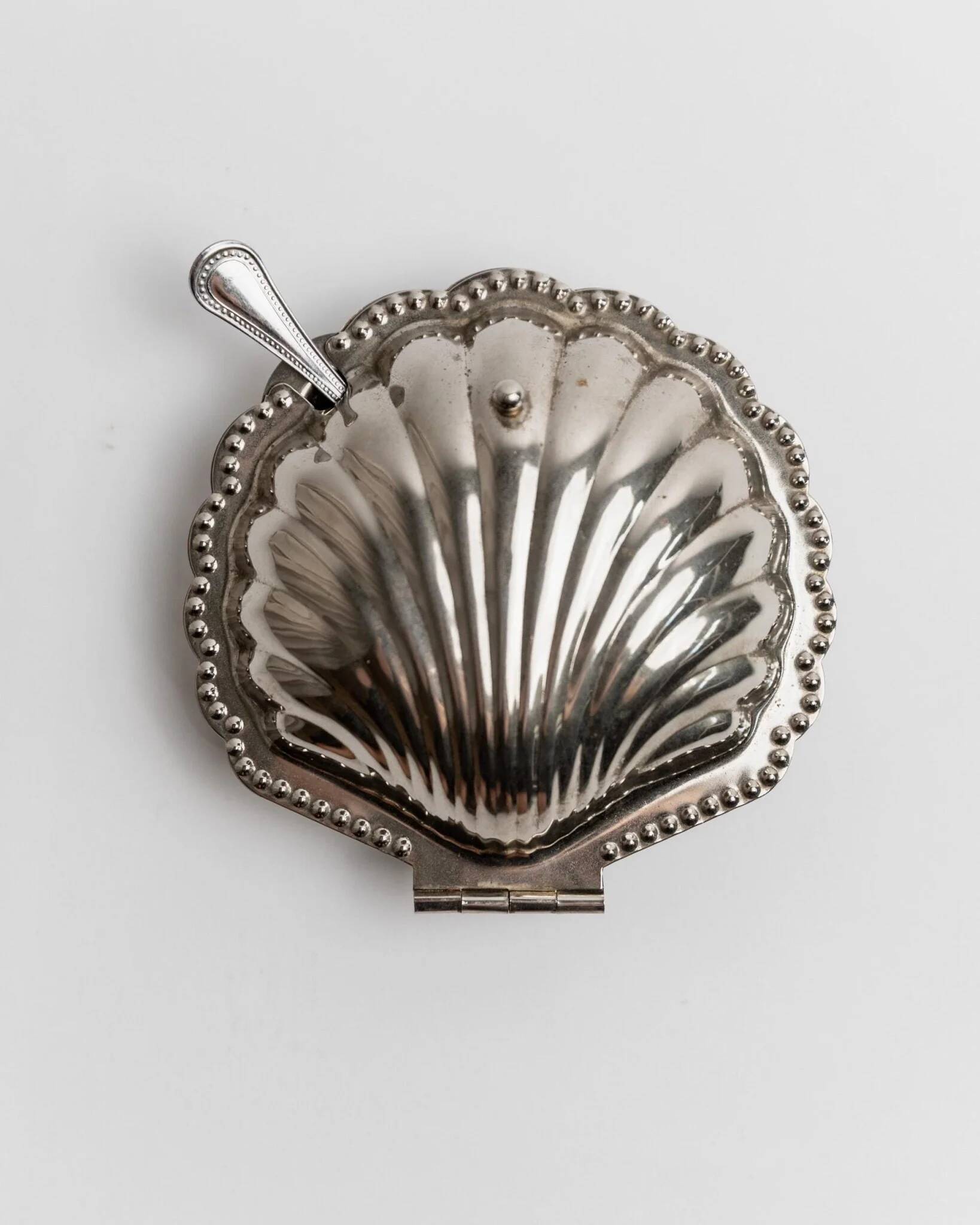 Elegant silver-tone Italian vintage 1960s shell-shaped sugar bowl with spoon