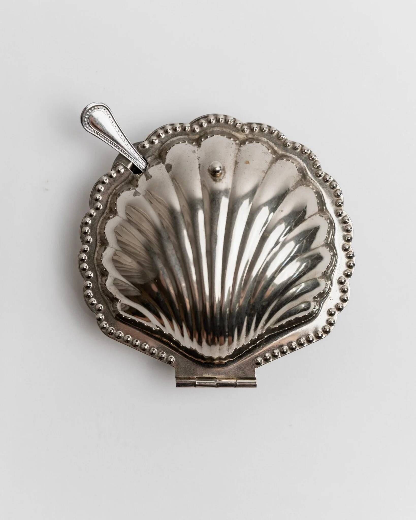 Elegant silver-tone Italian vintage 1960s shell-shaped sugar bowl with spoon