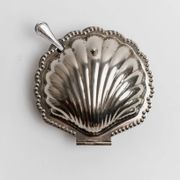 Elegant silver-tone Italian vintage 1960s shell-shaped sugar bowl with spoon