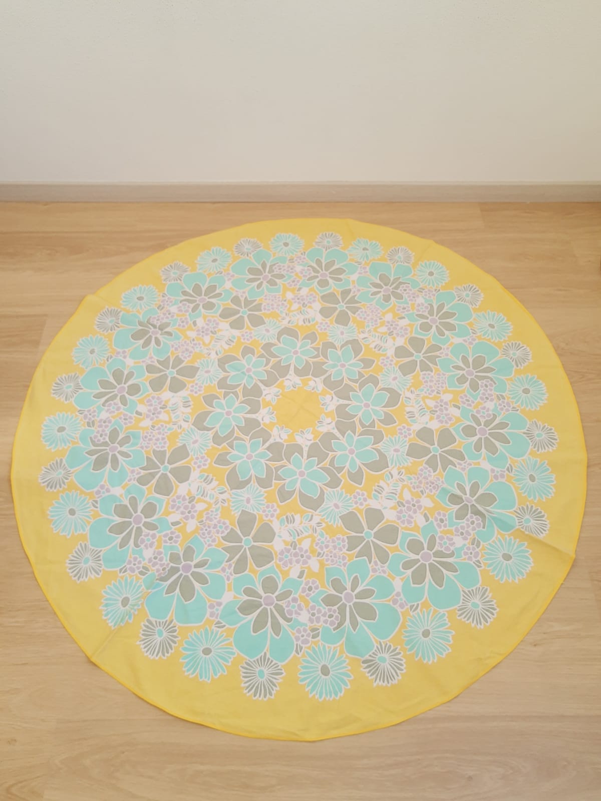 Round tablecloth and 6 napkins with vintage flower patterns