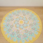 Round tablecloth and 6 napkins with vintage flower patterns