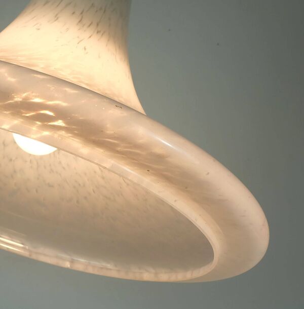 grande lampe suspendue glashuette limburg des années 1970 abat-jour en verre opalin blanc en forme de trompette P283 42