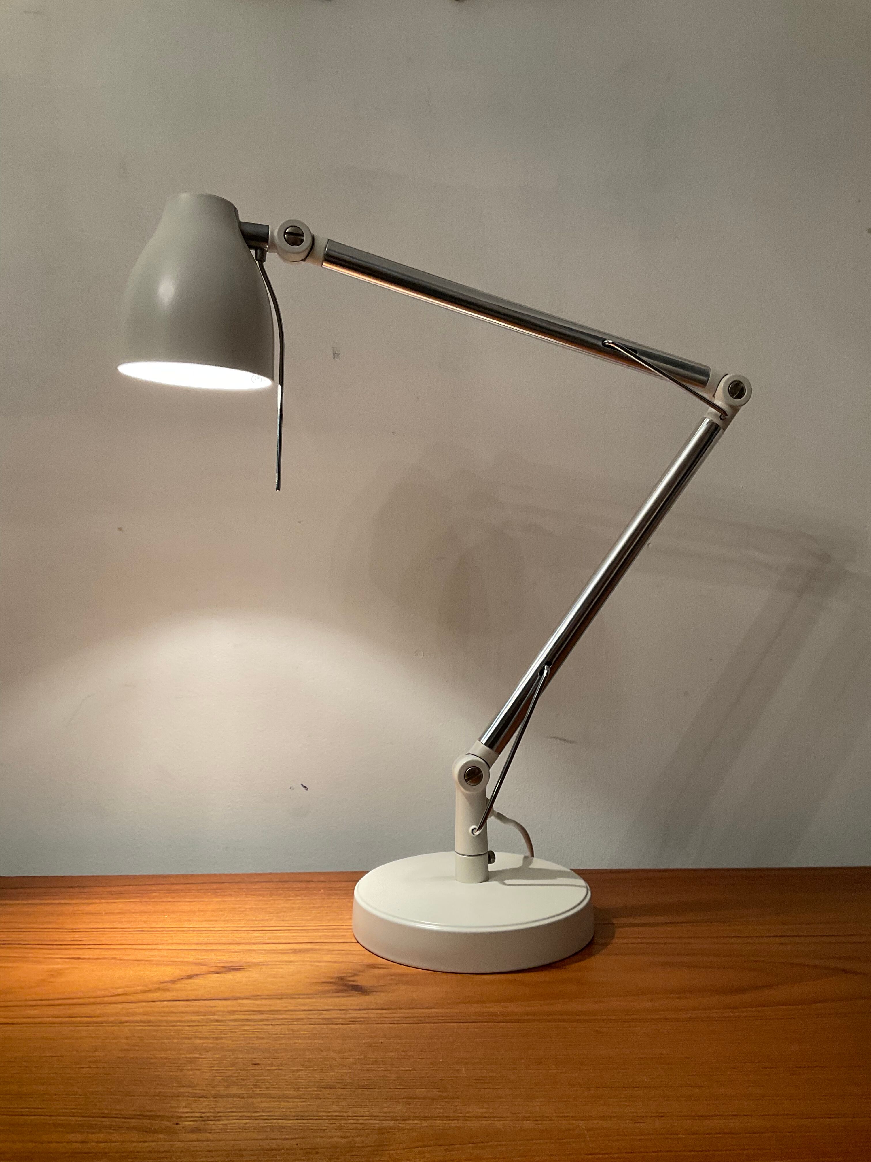 Articulated design desk lamp