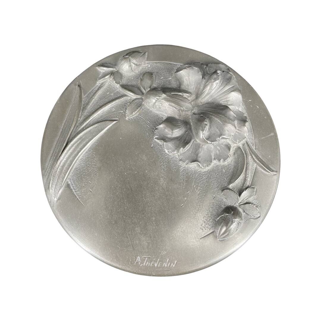BOITE EN ÉTAIN 1900 Art Nouveau signée /décor Pommes de pins EUR 18,00