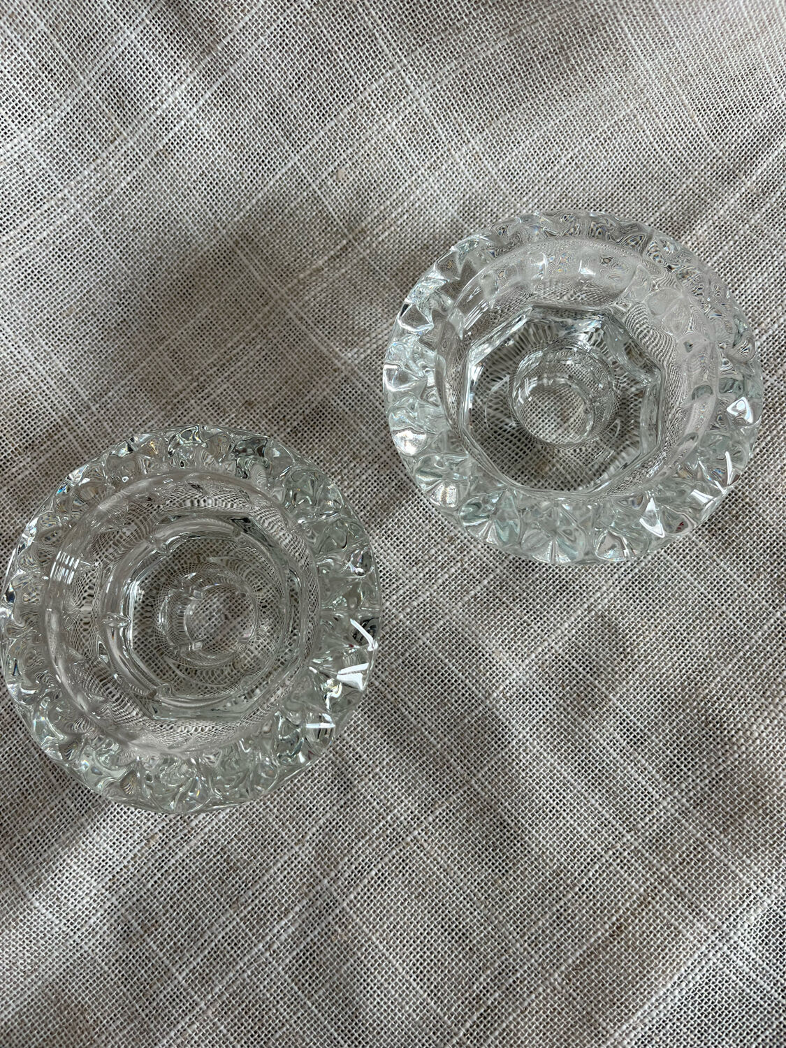 Paire de bougeoirs en verre