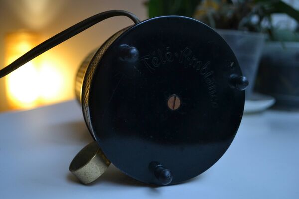 Lampe métal perforé Télé ambiance années 50