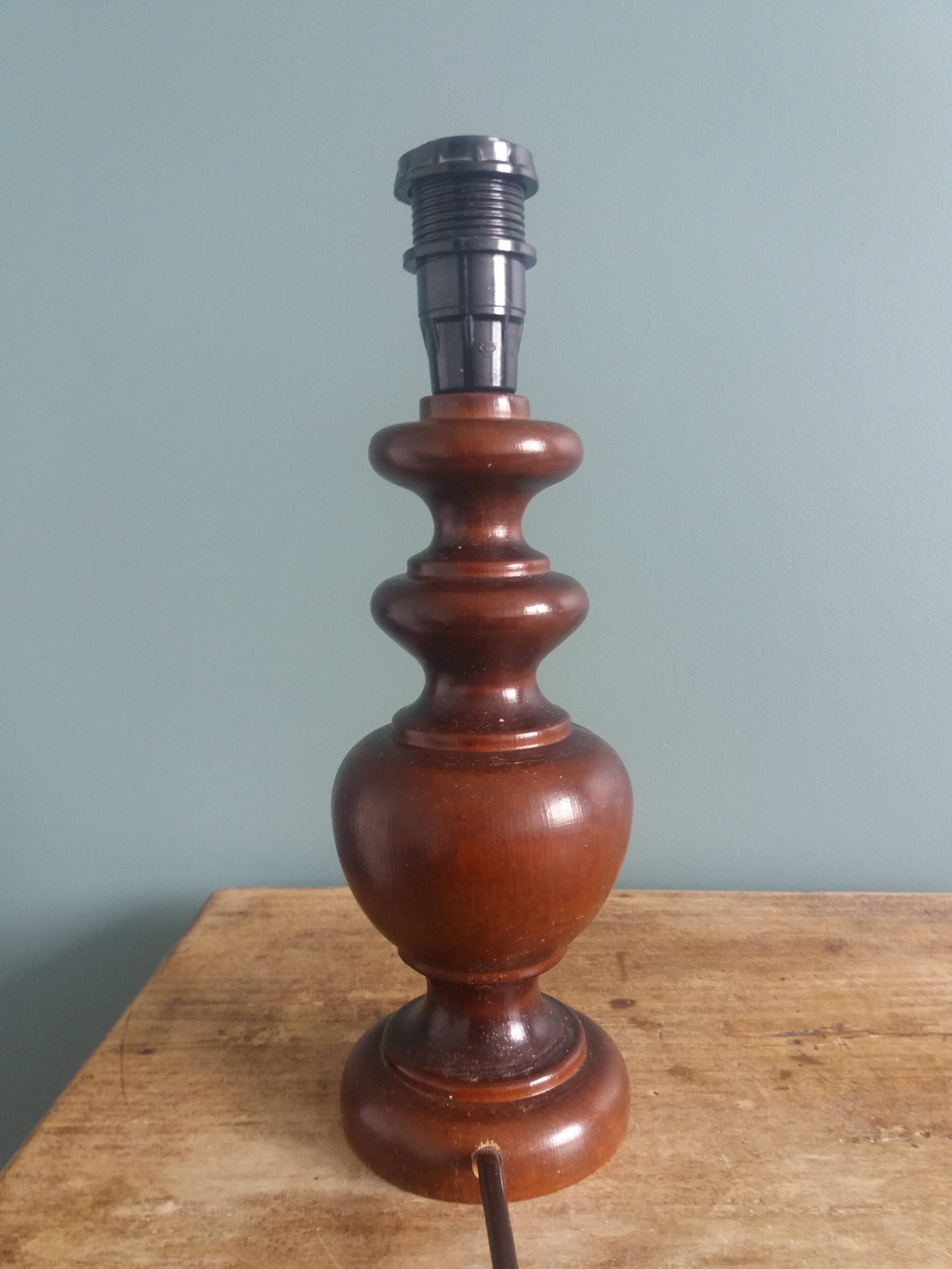 Pied de lampe en bois tourné