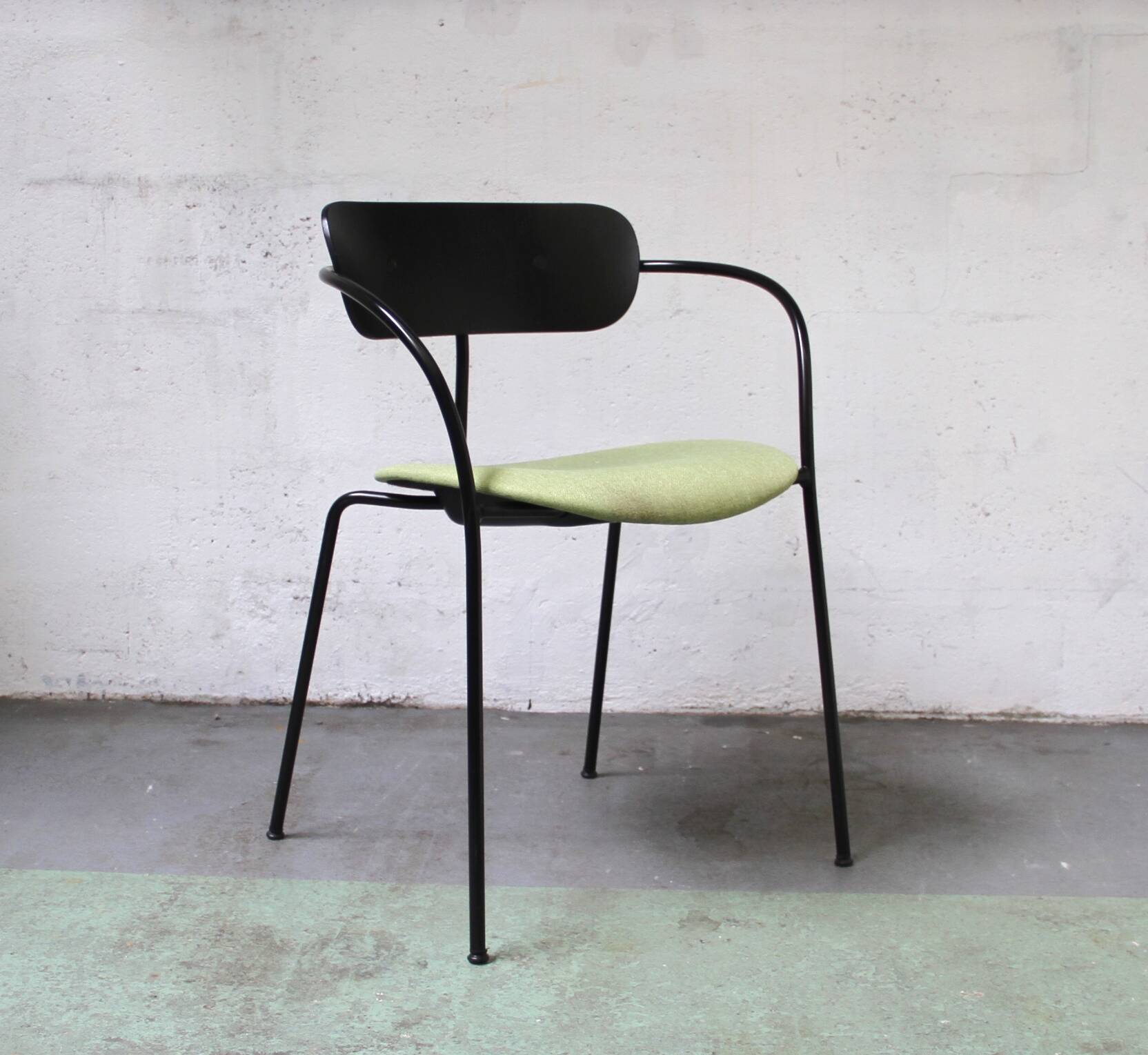 Pavilion AV4 chair, & Tradition