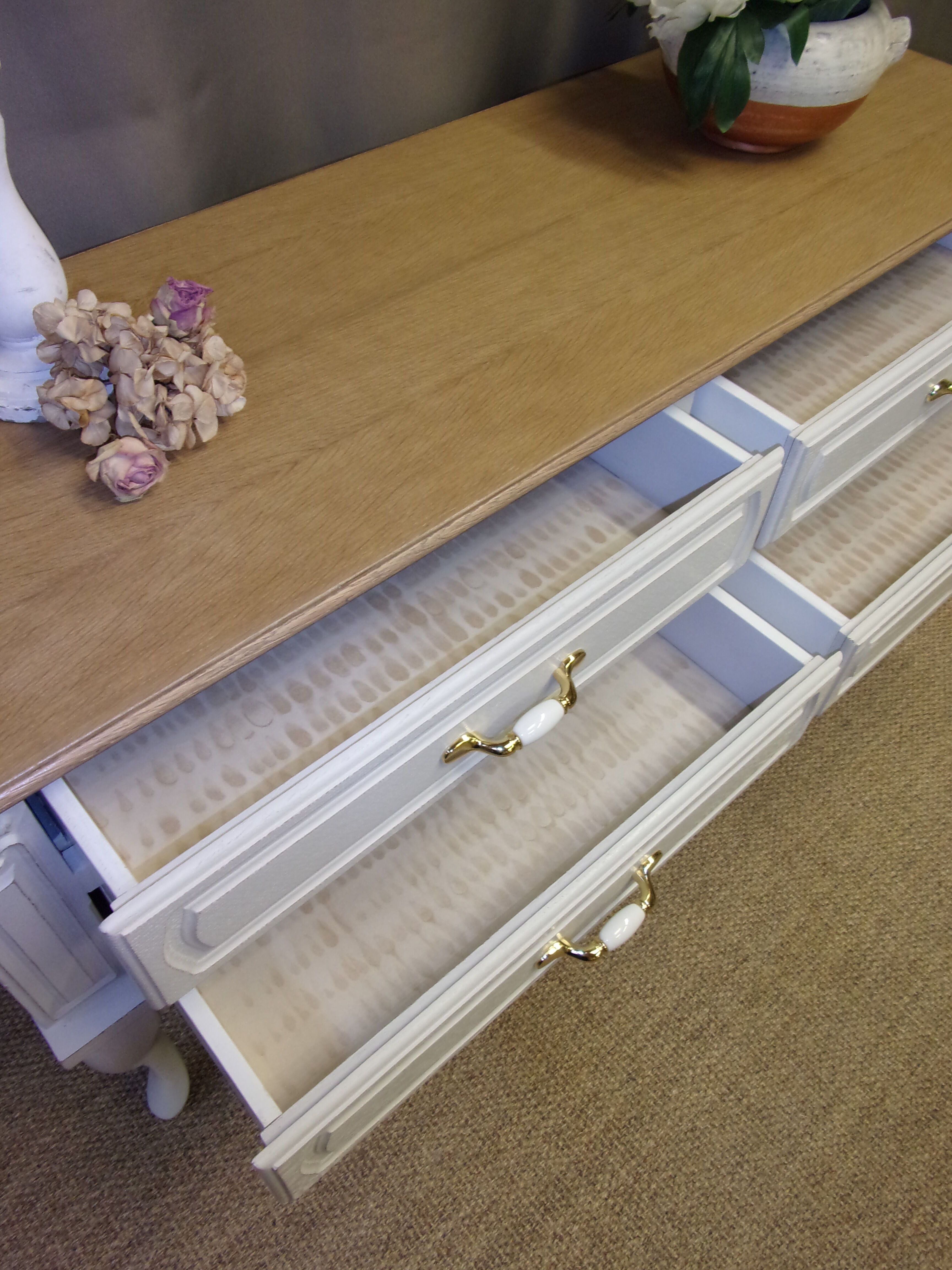Commode basse meuble TV rangements relooké gris claire et bois naturel
