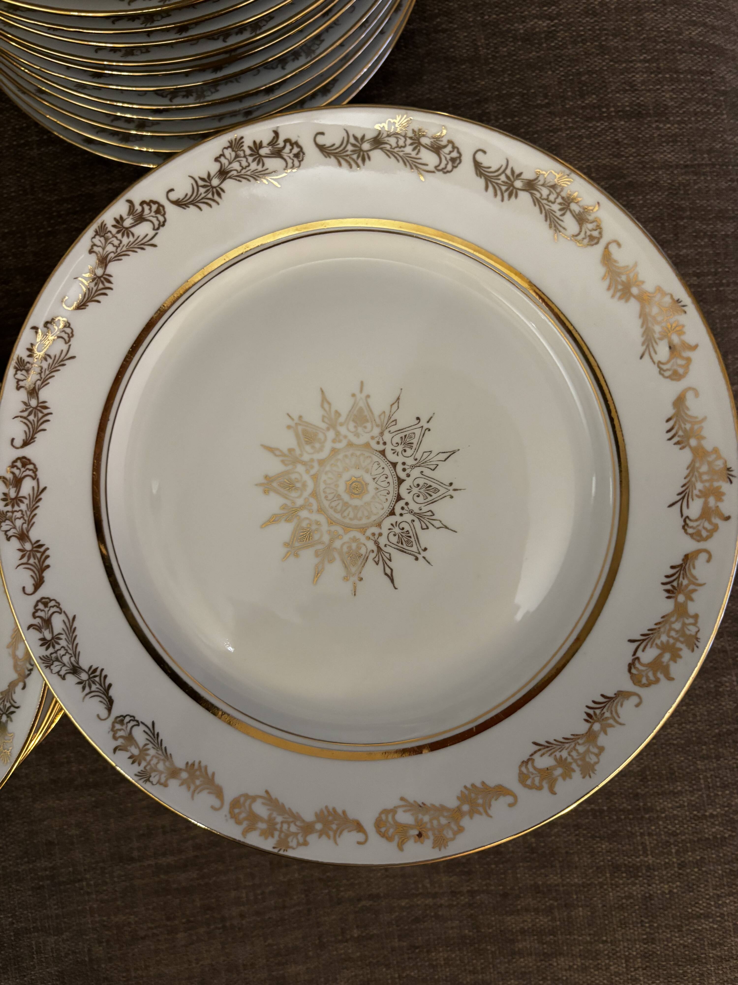 Magnifique service en porcelaine blanche et doree